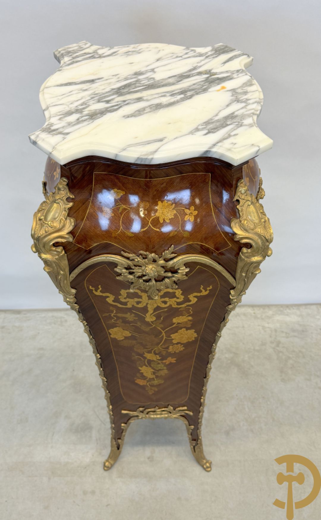 Paar notelaren gemarketteerde zuilen bezet met bronsbeslag en Louis XV motieven op voluutvormige poten - bovenaan met marmeren geaderd blad