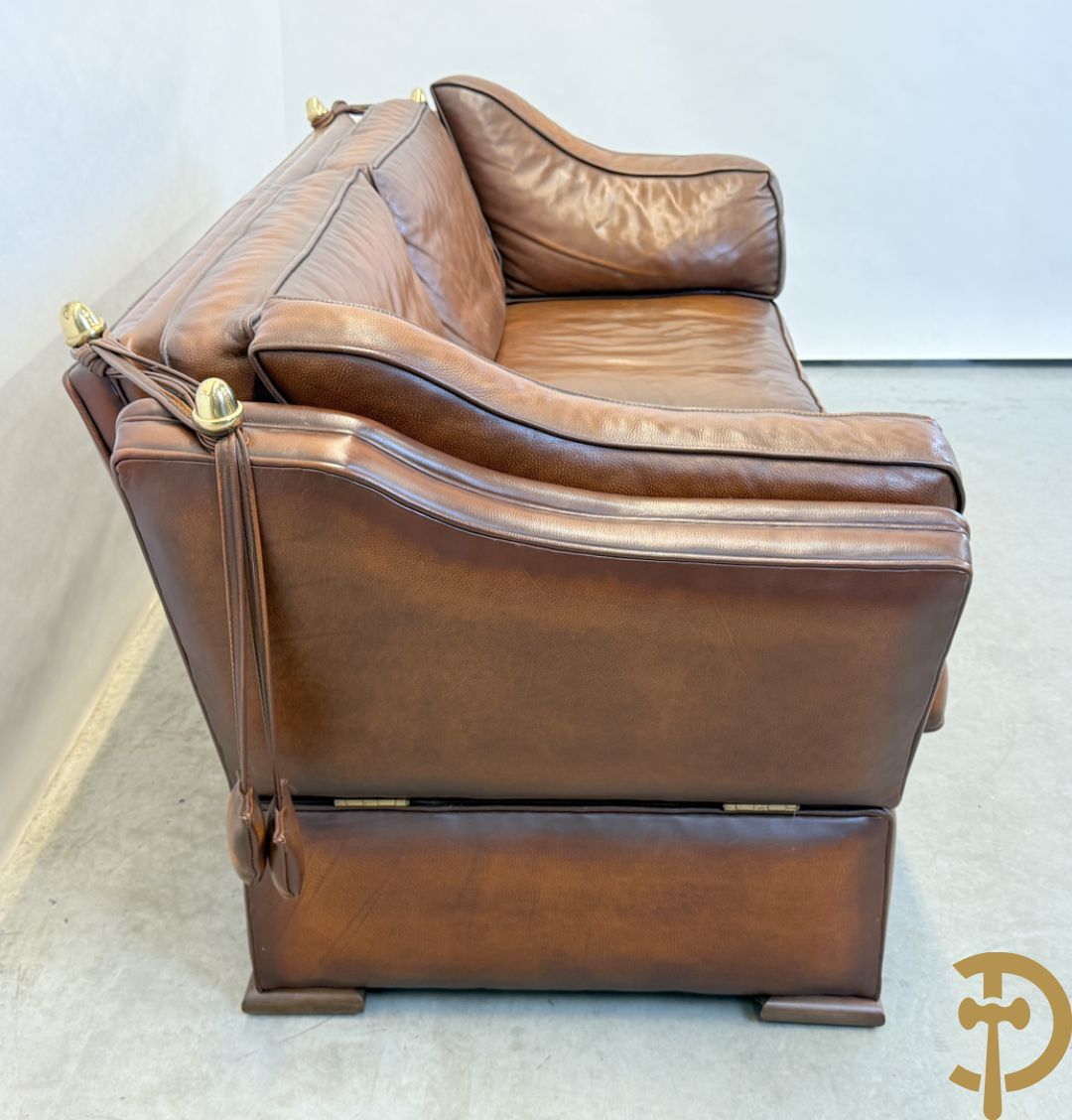 Bruin lederen canapé met kantelbare zijkanten en koperen denappels