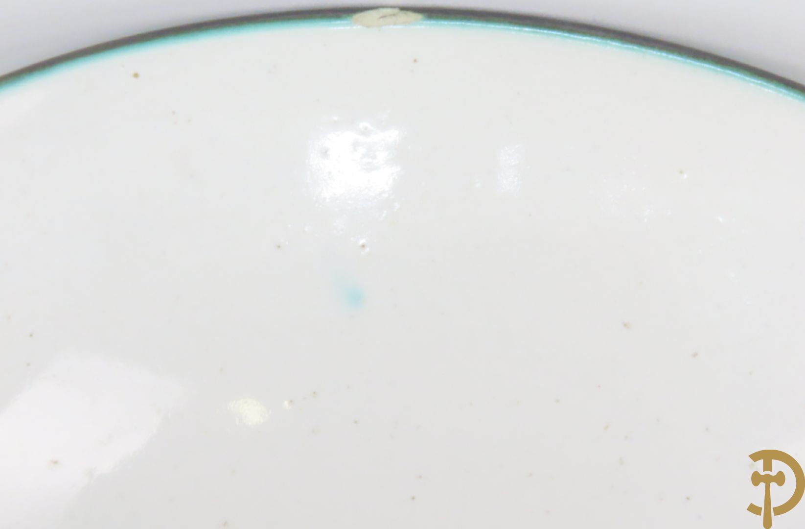 Zes vintage keramiek sculpturen w.o. zeemeermin van Amphora, keramieken vis, plakkette van doedelzakspeler, groepje met 5 kindjes, bord RP gemerkt en basrelief met vissen Vermeire P.