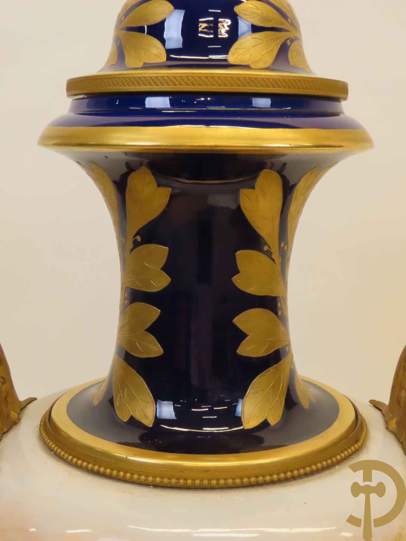 Grote porseleinen Sèvres vaas met dubbel decor van cavalerie, slagveldtaferelen en zicht op kasteel, DESPREZ H. getekend in het decor - bovenaan met verguld decor en zijdelings met bronzen oren en accanthusranken - deksel met Sèvres merkteken - op vierkante bronzen sokkel met klauwepoten