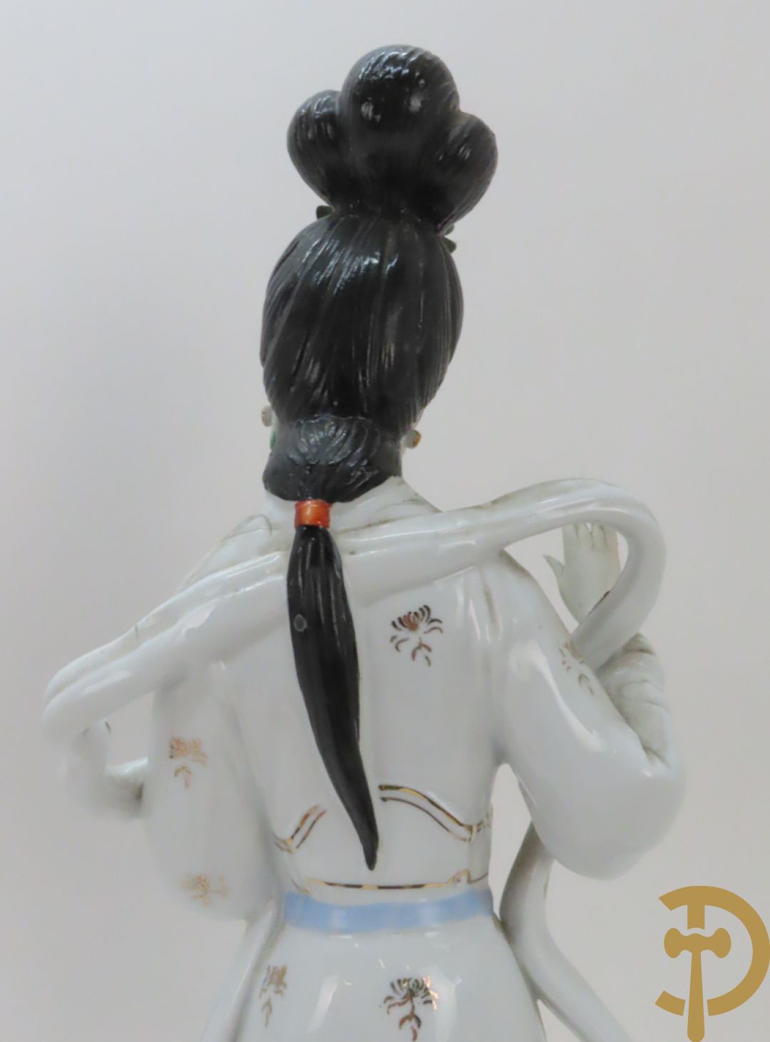 Chinese porseleinen geisha dame tussen de bloemen