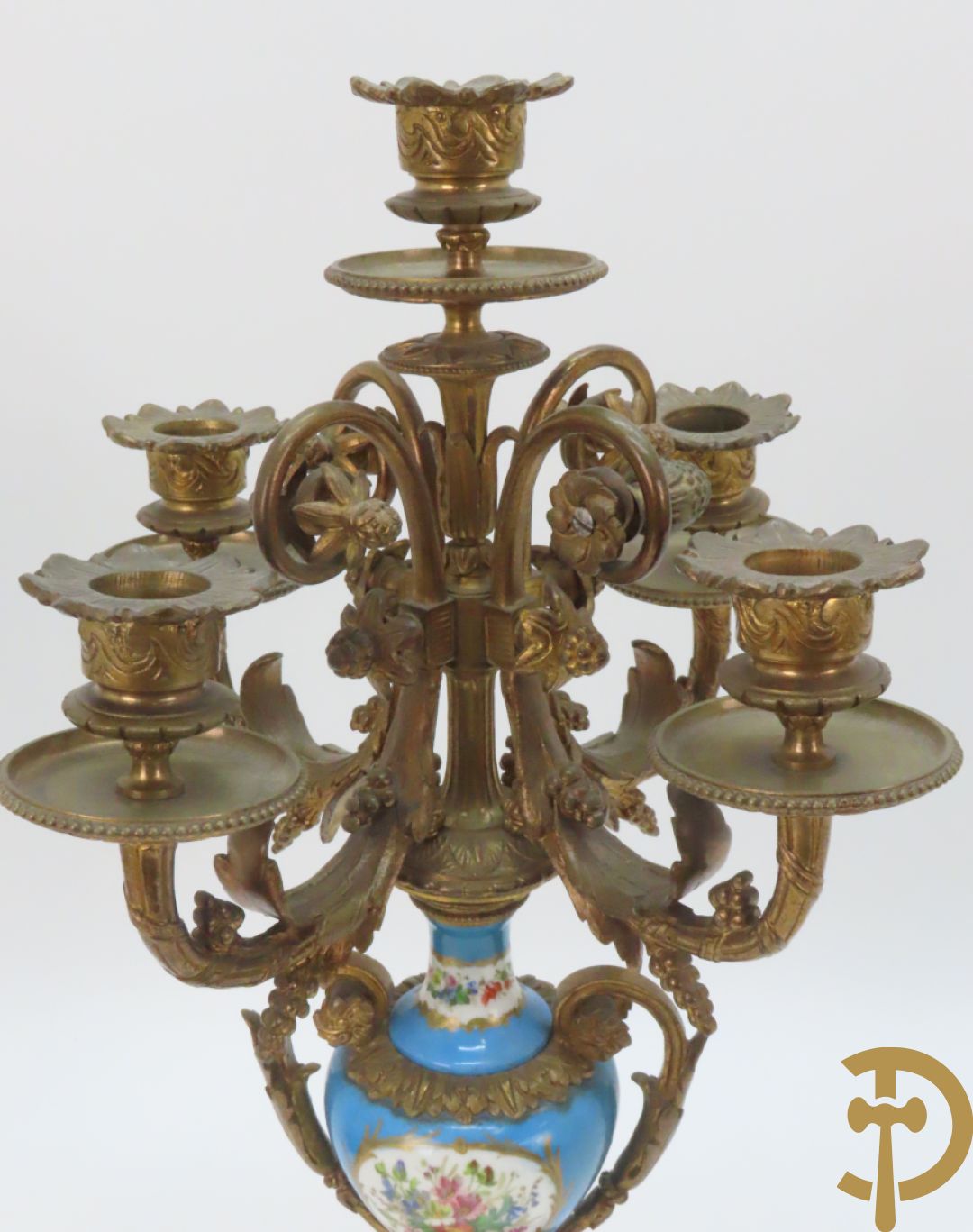 Driedelige bronzen garnituur bezet met Sèvres porselein bestaande uit pendule geflankeerd door paar cupido