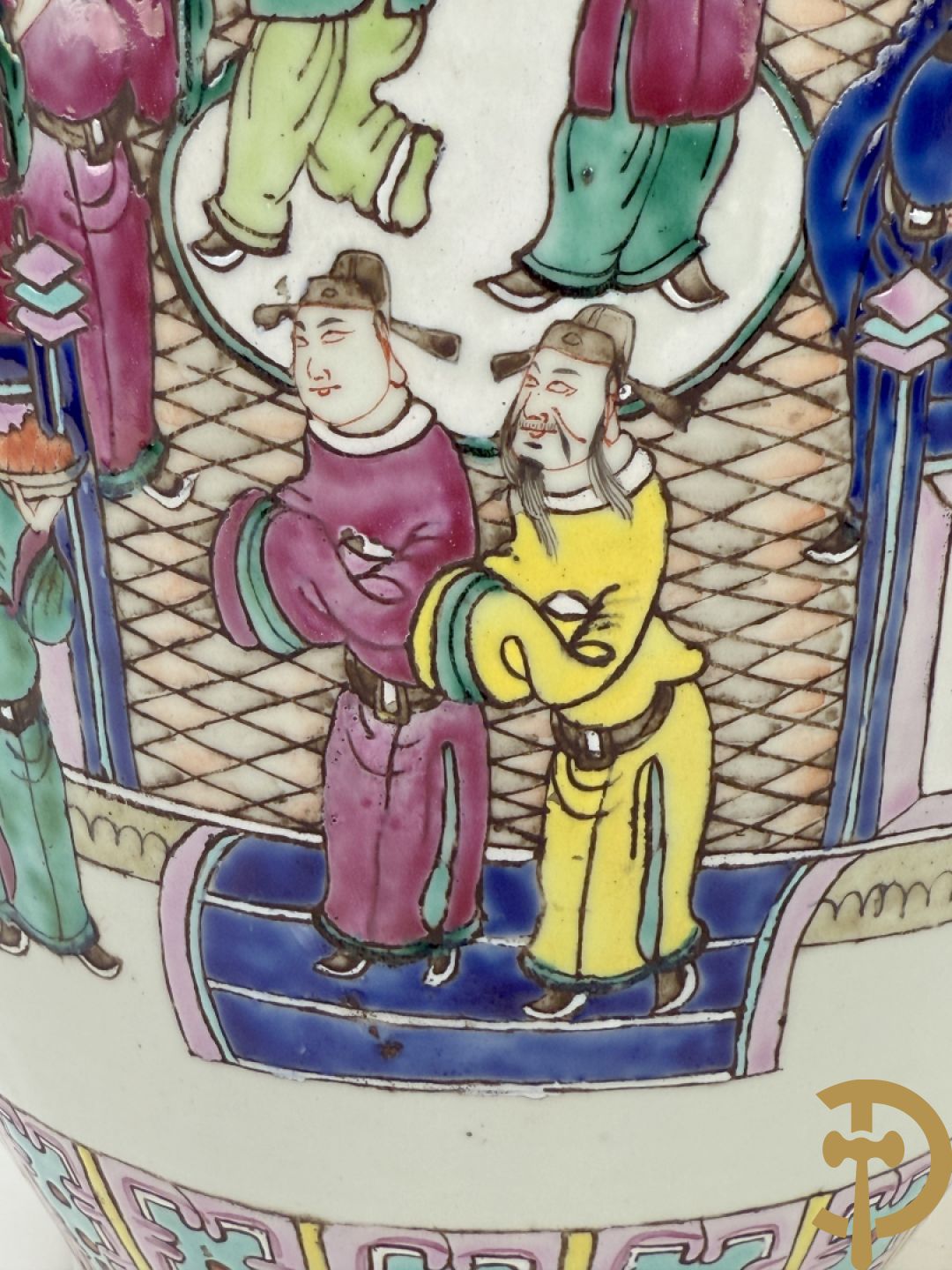 Chinese porseleinen vaas met dubbel decor van geanimeerd interieurzicht en mannen op paarden