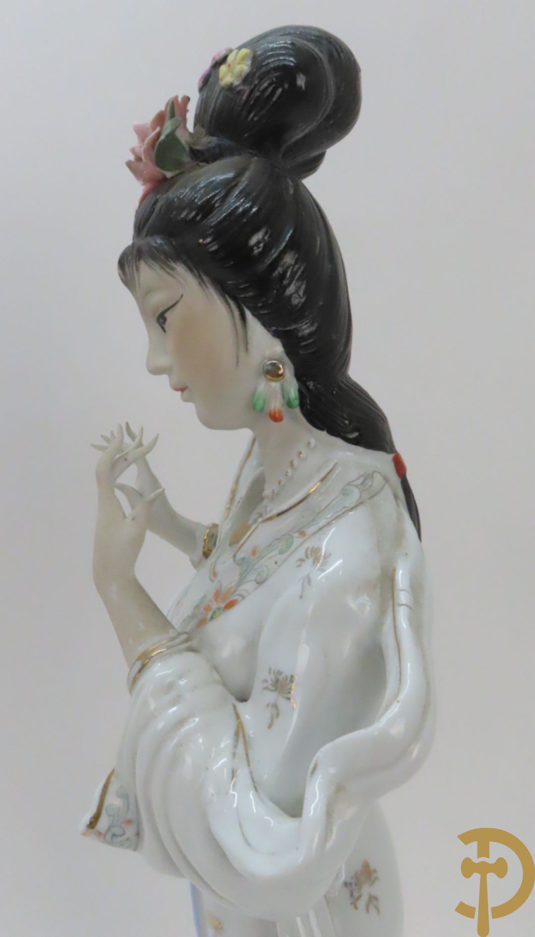 Chinese porseleinen geisha dame tussen de bloemen