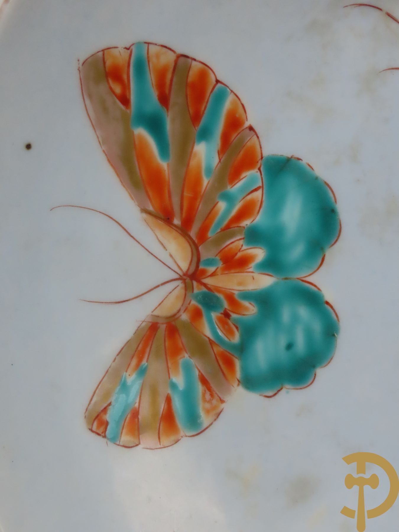 Paar porseleinen borden met vlinderdecor