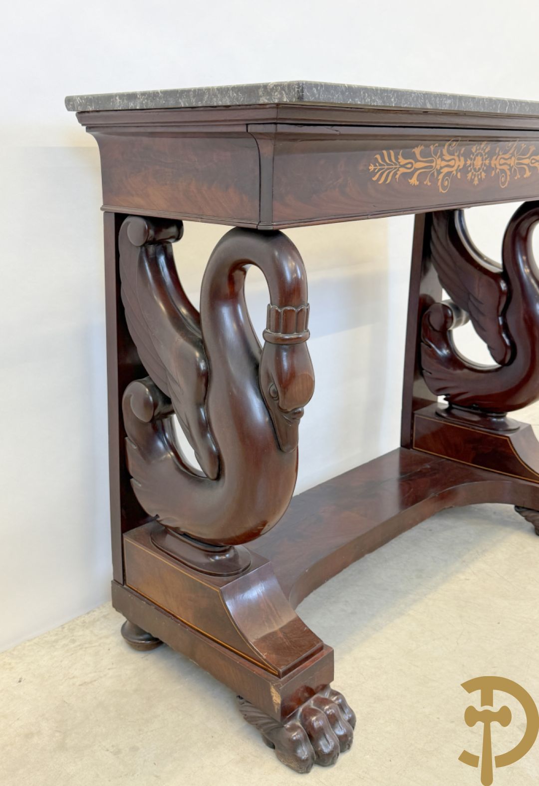 Mahoniehouten console met lade, voluutvormige zwanehalzen en marmeren blad