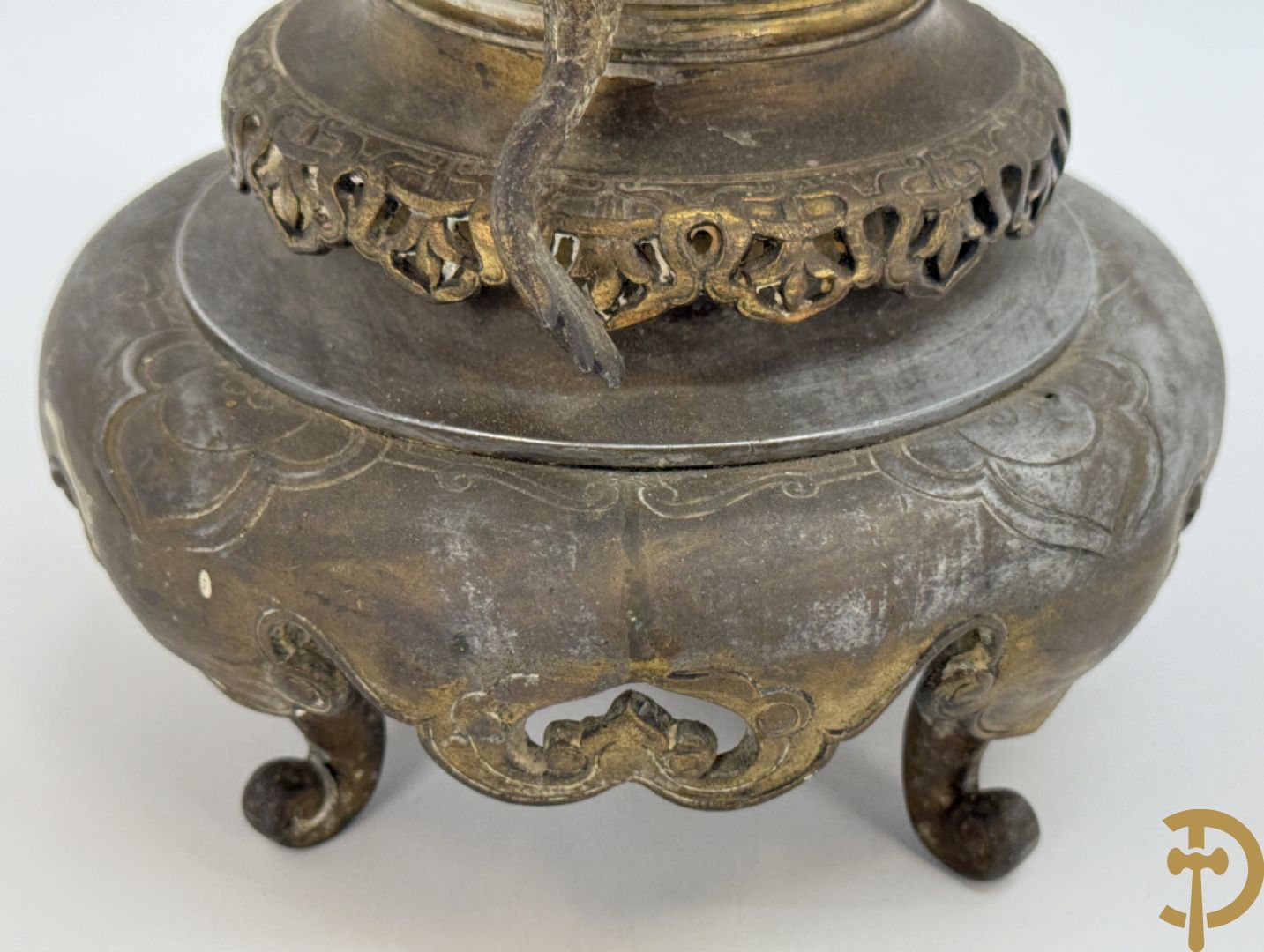 Aziatische pendule in zamak, zijdelings bezet met drakendecor en bovenaan met mythologisch figuur