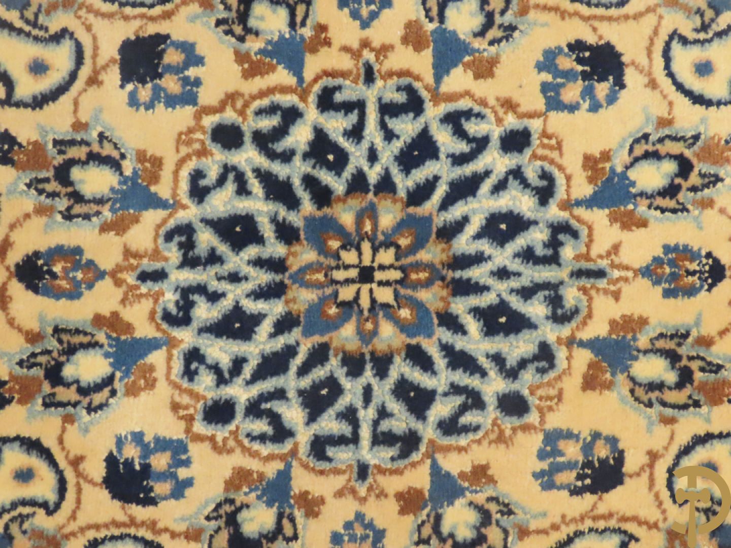 Oosters handgekonoopt tapijt Nain