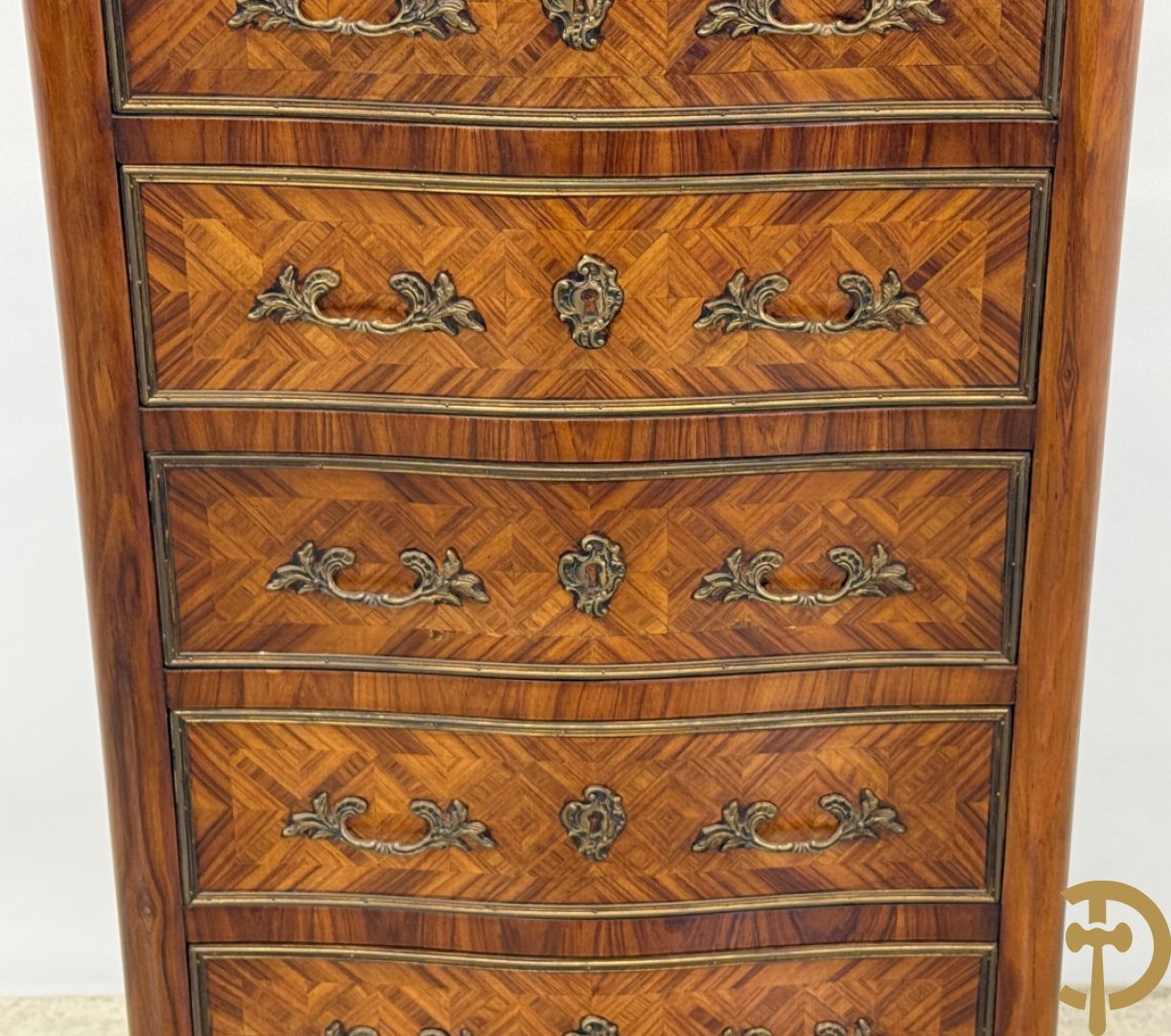 Gemarketteerde notelaren zevenladenkast bezet met bronsbeslag en marmeren blad