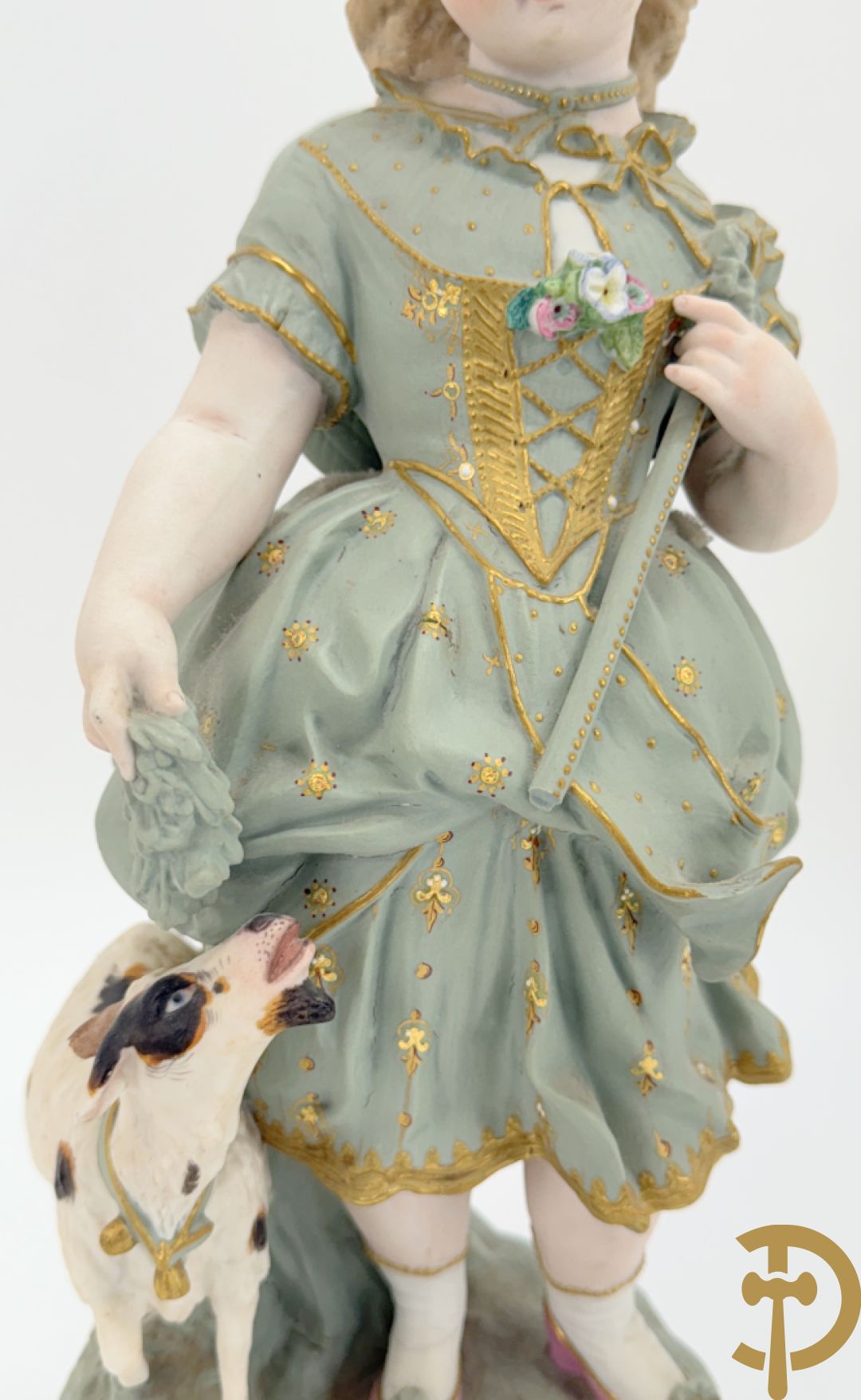 Paar grote Franse gekleurde biscuits van meisje en 
 jongen met schaap en geit