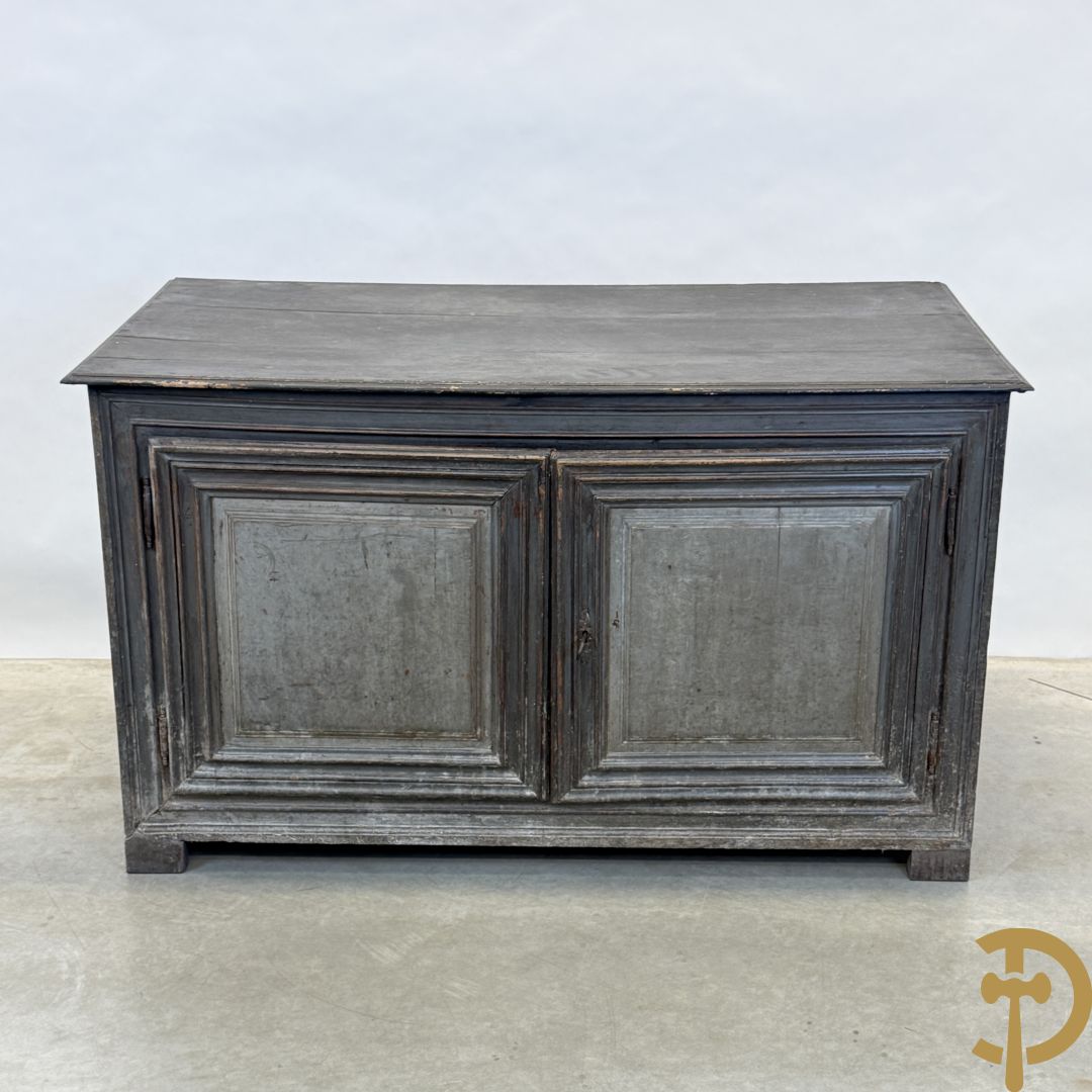 Gepatineerde tweedeursdresse met afgestoken panelen