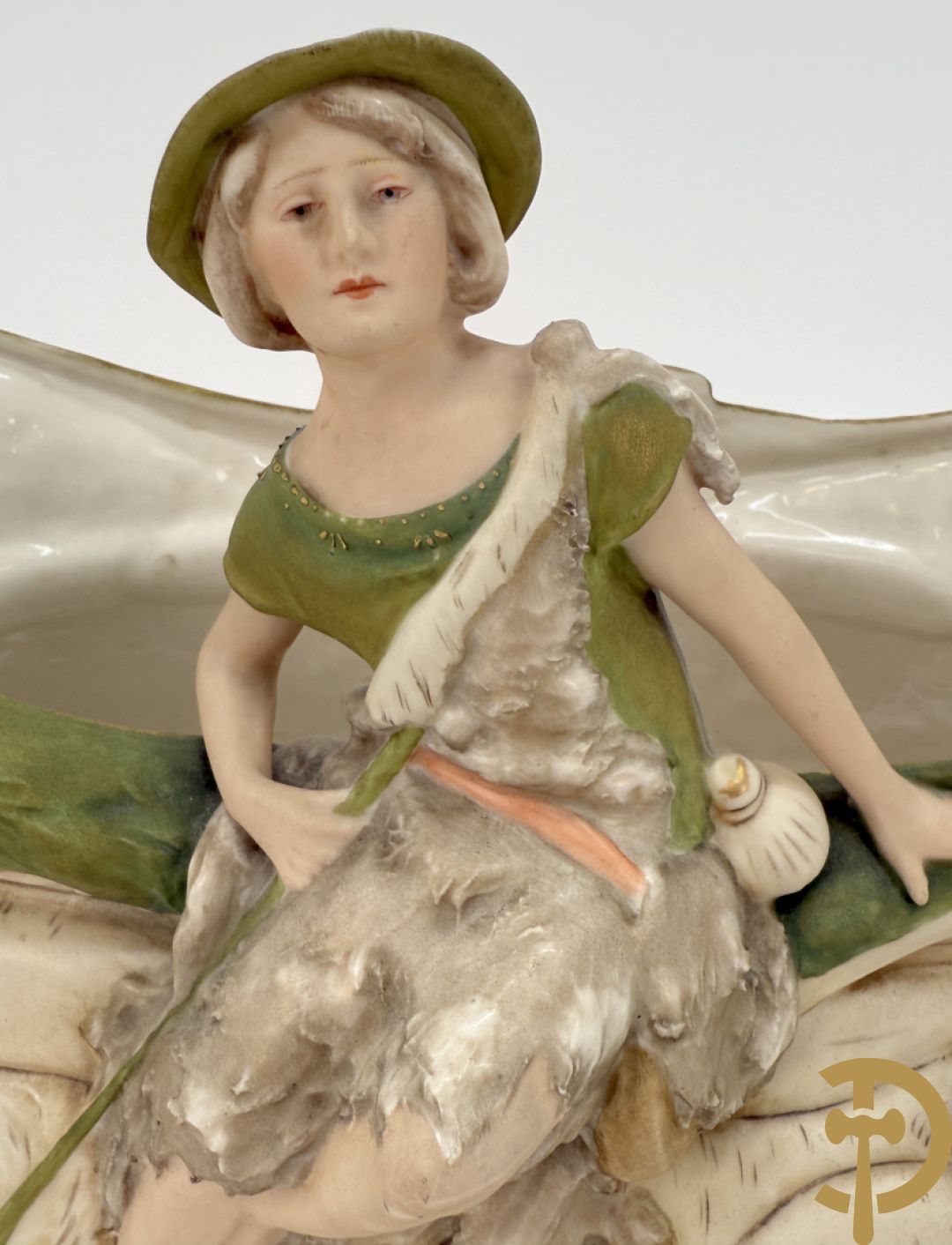 Coupe in Royal Dux met herder en schapen, nummer 1224, gemerkt onderaan