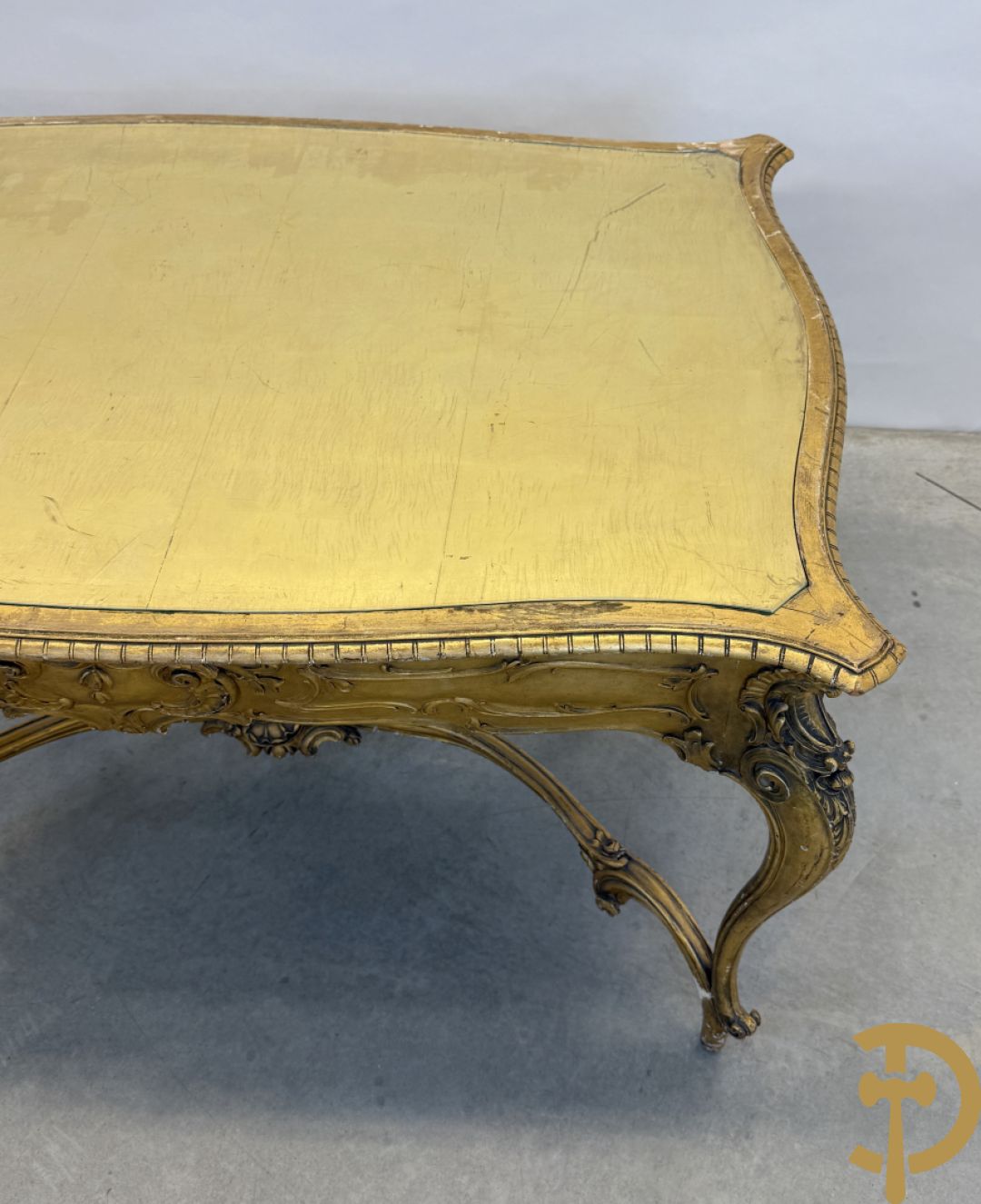 Vergulde tafel met rocailles en geslepen glazen blad op voluutvormige poten, Louis XV stijl