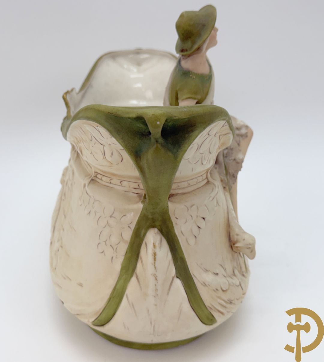 Coupe in Royal Dux met herder en schapen, nummer 1224, gemerkt onderaan