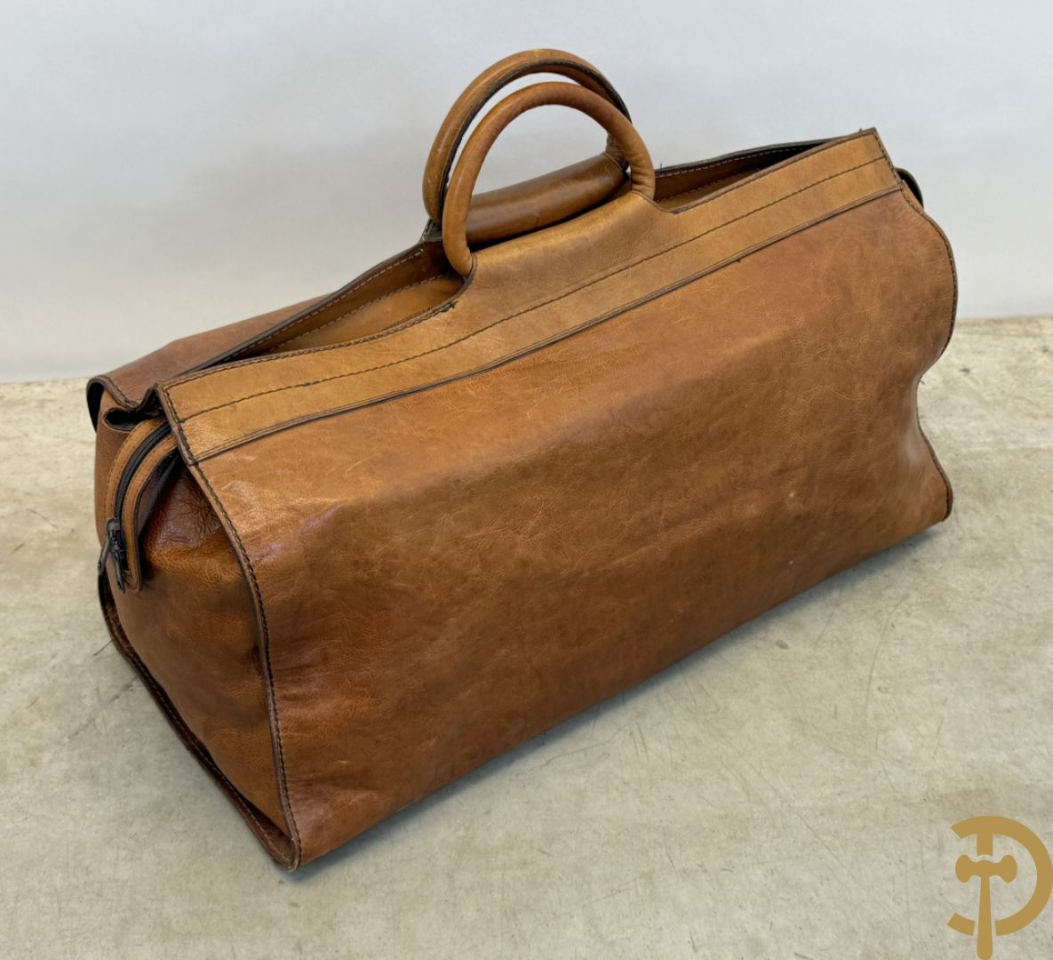 Drie oude lederen valiezen + reistas