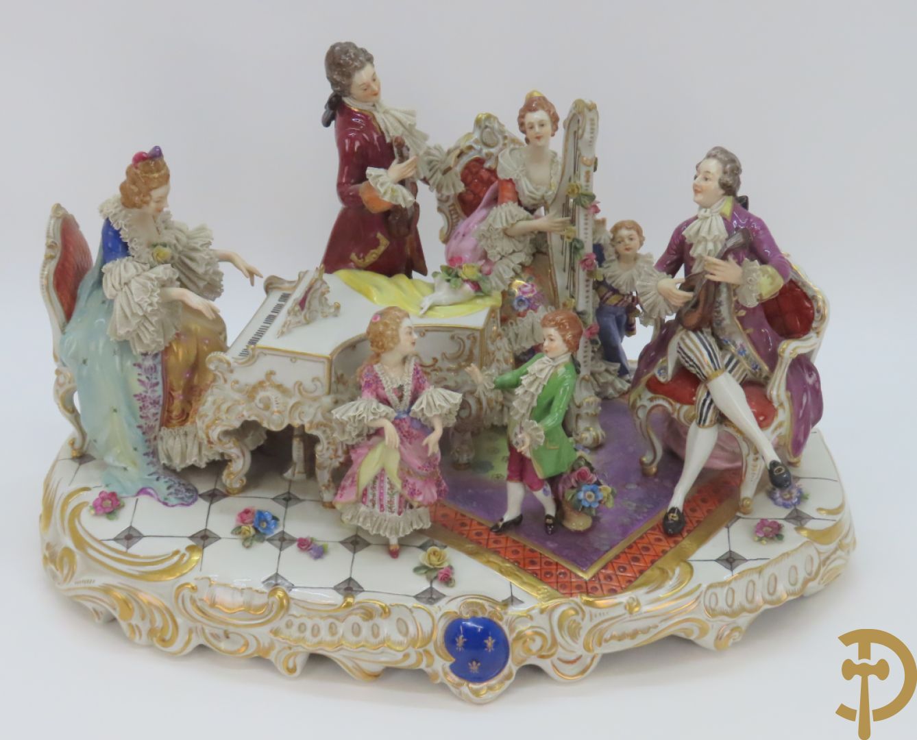 Grote gekleurde porseleinen geanimeerde groep met 7 muziekspelers