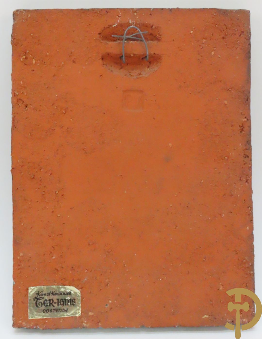 Zes vintage keramiek sculpturen w.o. zeemeermin van Amphora, keramieken vis, plakkette van doedelzakspeler, groepje met 5 kindjes, bord RP gemerkt en basrelief met vissen Vermeire P.