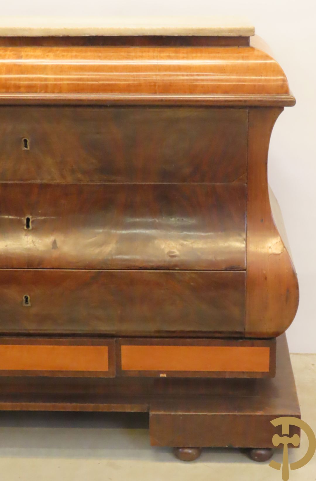 Antieke gegalbeerde commode van mahonie met 4 lades, 2 de kwart 19e