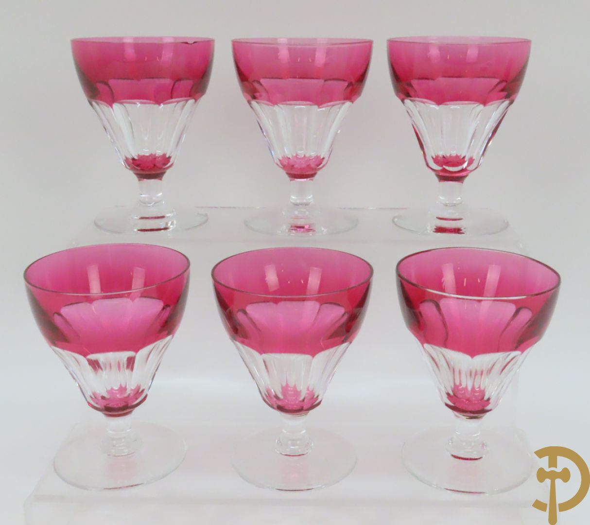 Zes gekleurde Val-Saint-Lambert glazen + 3 vaasjes + asbak