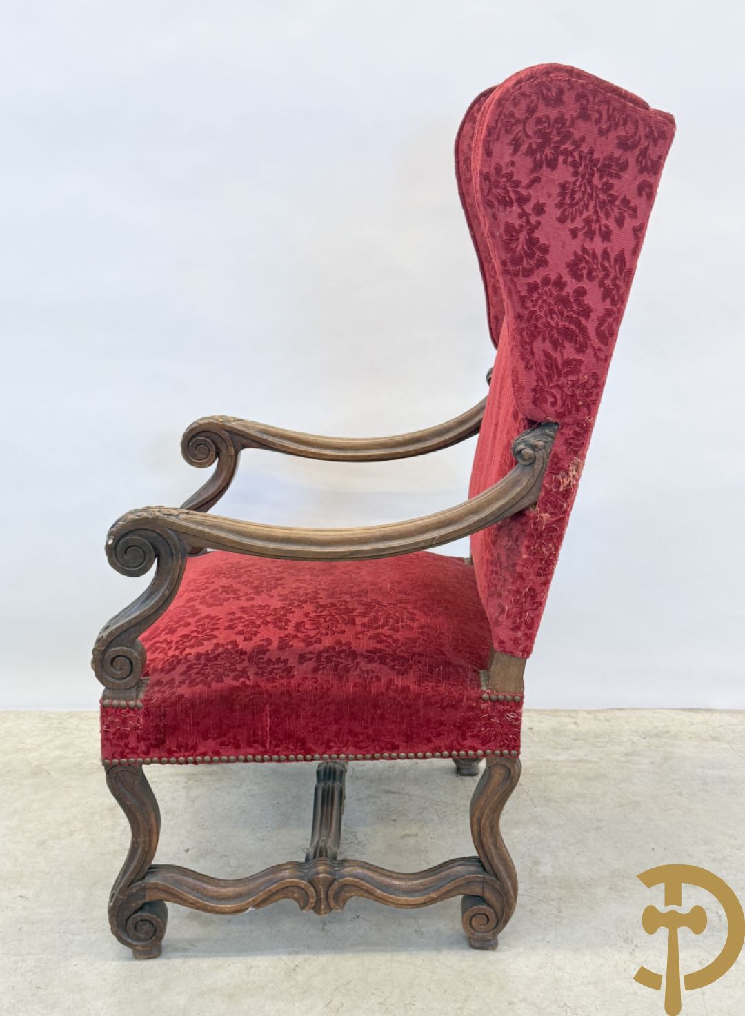 Paar armzetels met voluutvormige armleuningen, bordeaux stof, gesculpteerd met accanthusranken + Armzetel met bordeaux stof, vollutvormige armleunungen en gesculpteerd met accanthusranken