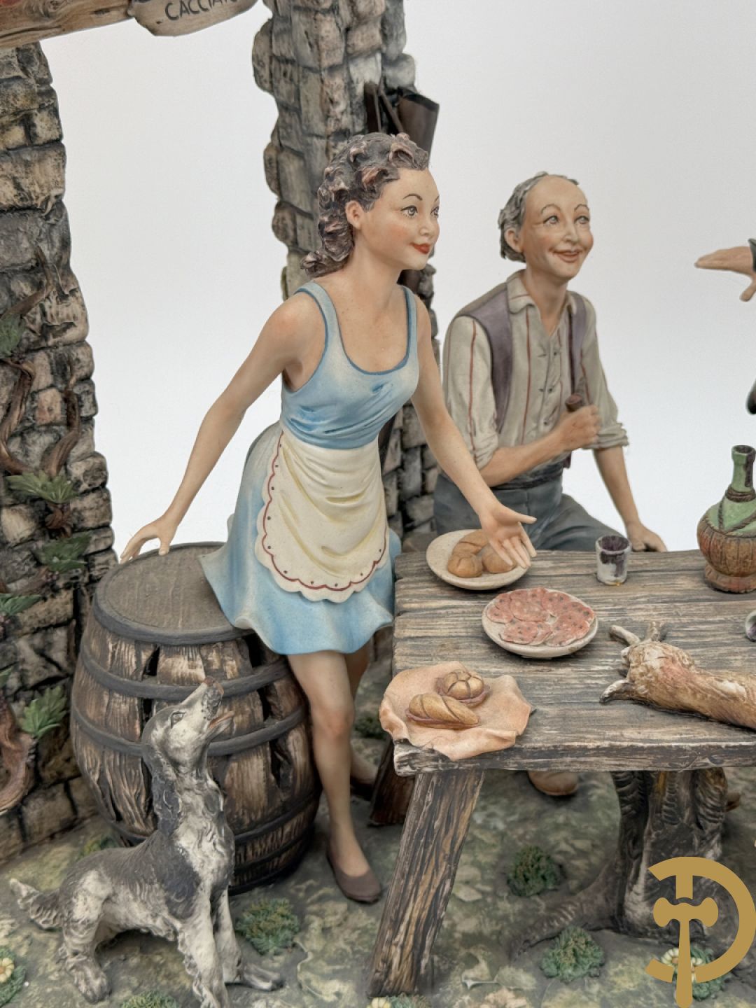 Italiaanse biscuit op houten sokkel met geanimeerde herbergscène