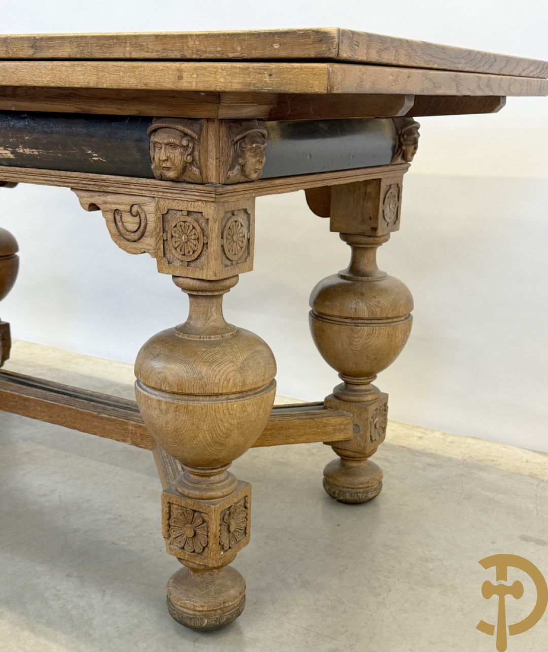 Eiken Neo Renaissance bolpoottafel bezet met rosassen en gesculpteerde kinderkopjes