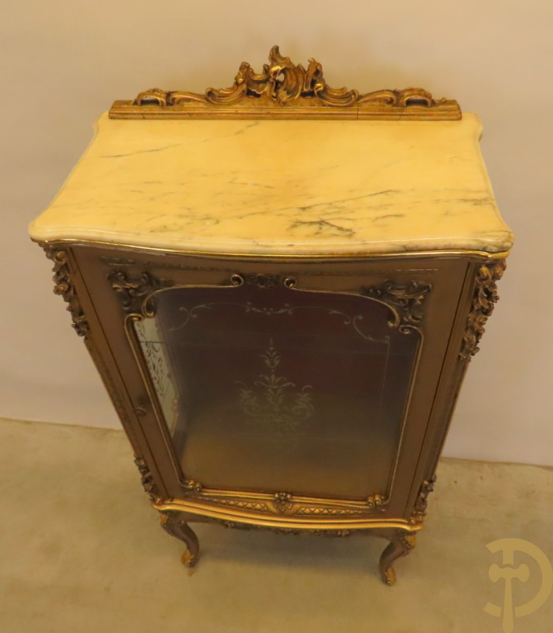 Vergulde vitrine met accanthusranken en ornamentiek in de ruiten geslepen, bovenaan bezet met marmeren blad