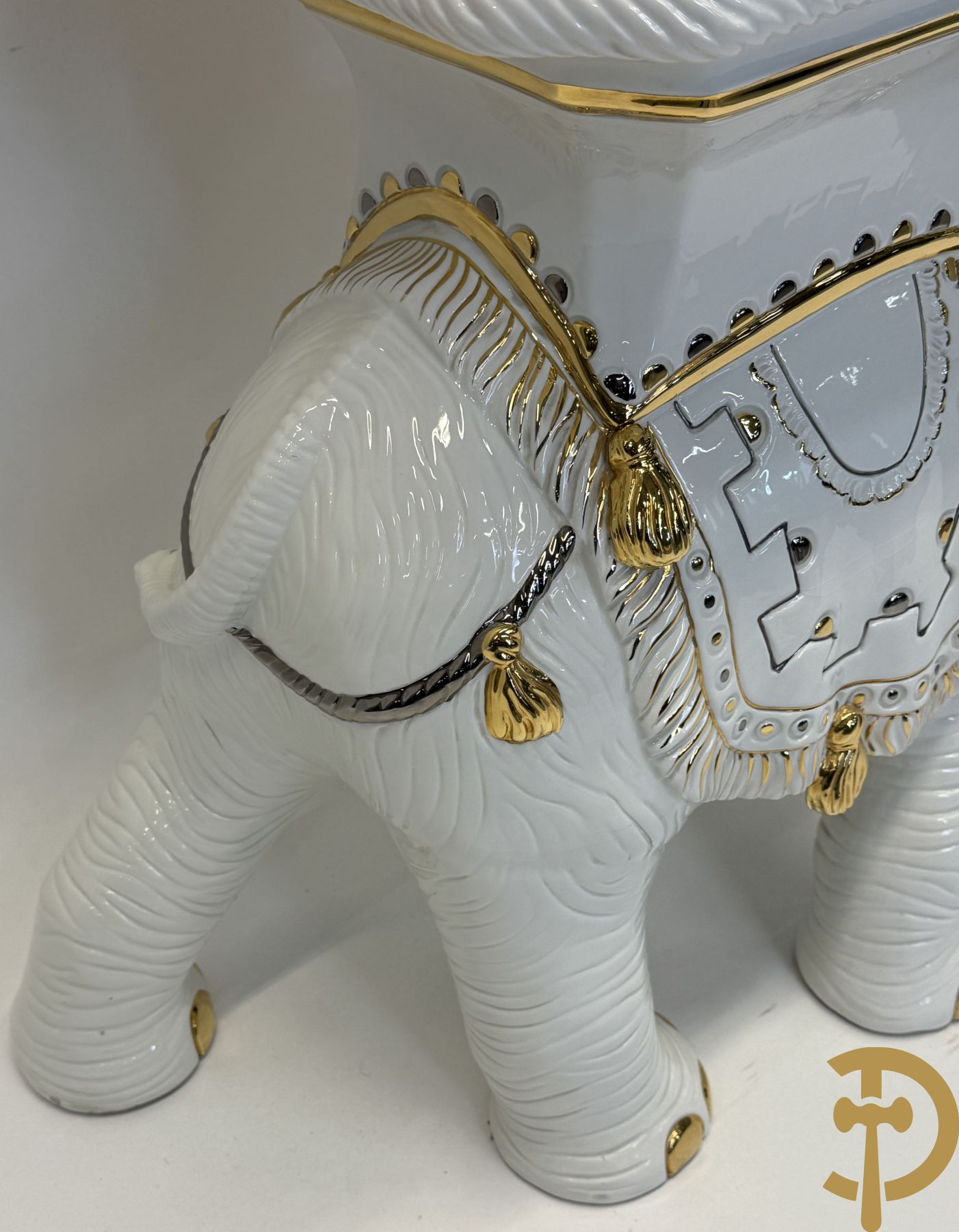 Porseleinen sierbeeld van olifant als staander met daarboven jongeman met bloemencachepot