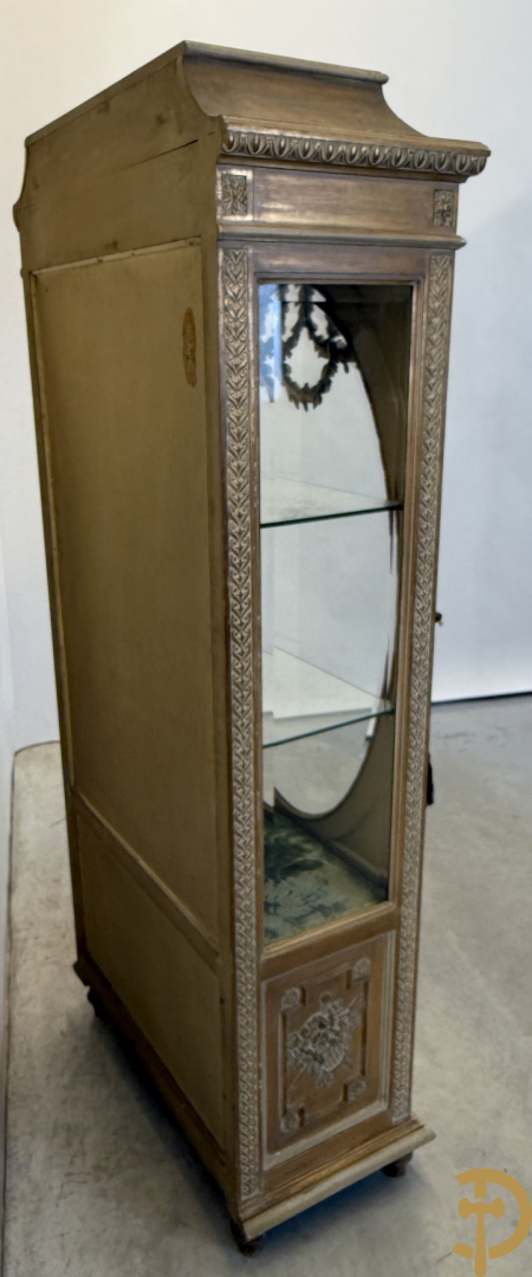 Vergulde ééndeursvitrine met geslepen ruiten, guirlandes en rocailles, bovenaan bekroond met bloemenkrans, Louis XVI stijl