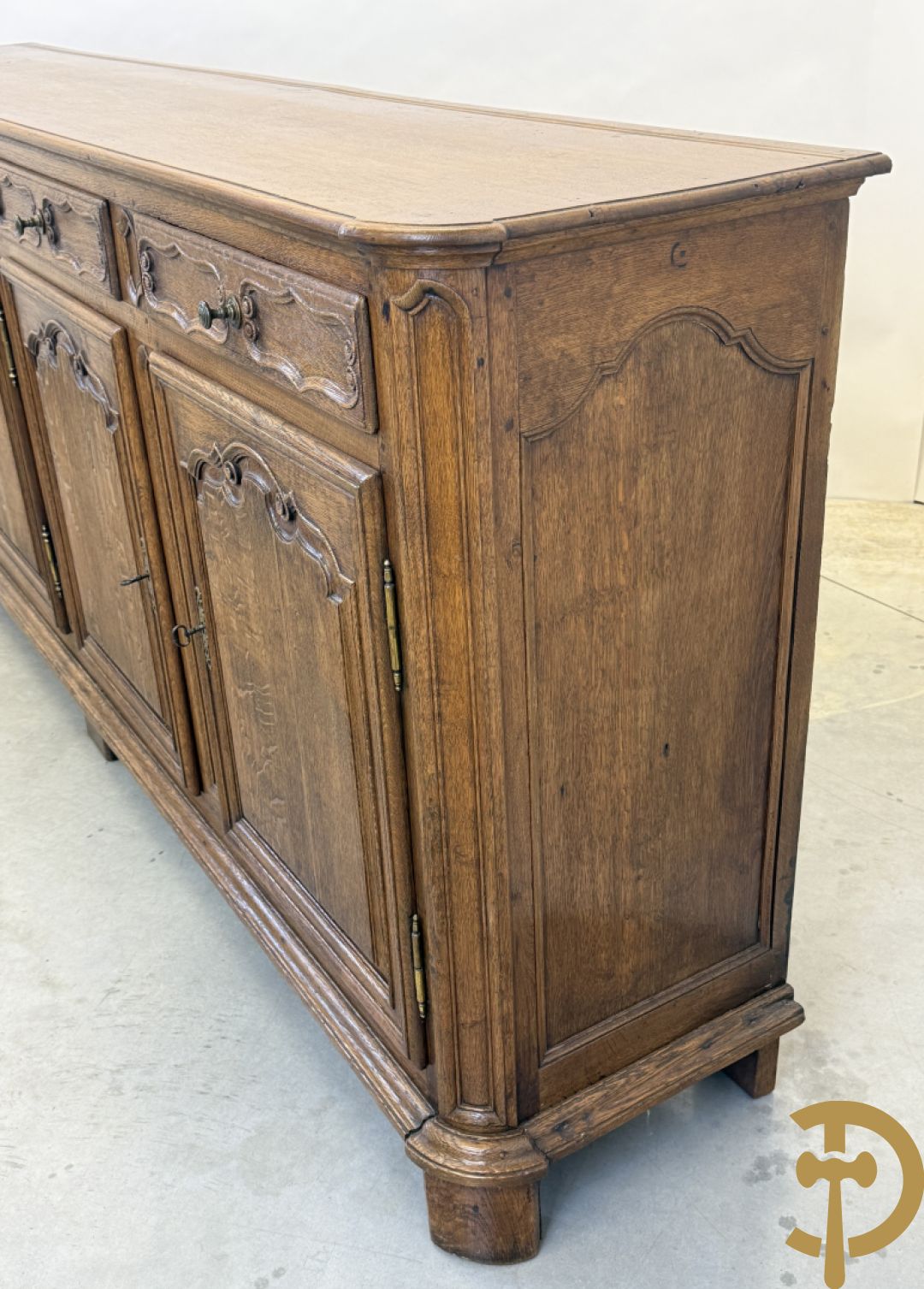 Eiken dressoir met 4 deuren, 4 lades en afgestoken Louis XV panelen