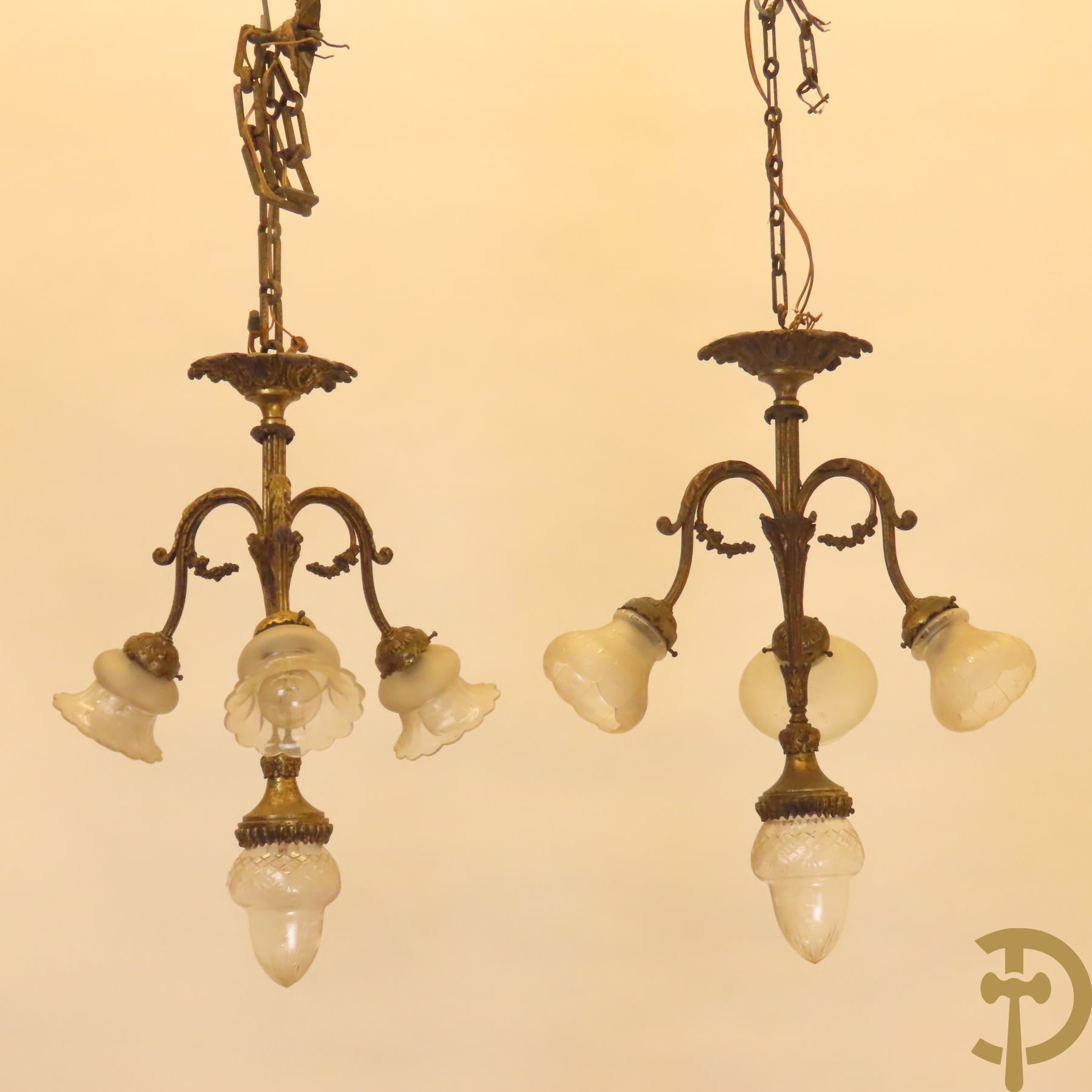 Paar bronzen vierarmige luchters met accanthusranken