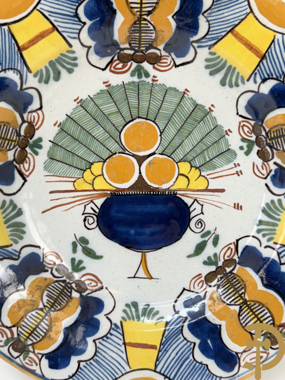 Paar Delftse meerkleurige pauwenstaartbordjes, achteraan gemerkt