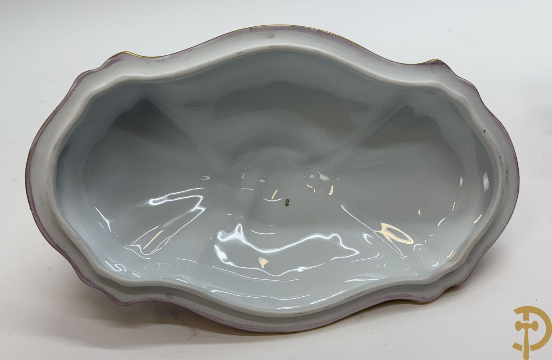 Porseleinen milieu de table (schaal en coupe) Limoges met bloemendecor en vergulde ornamenten, gemerkt onderaan