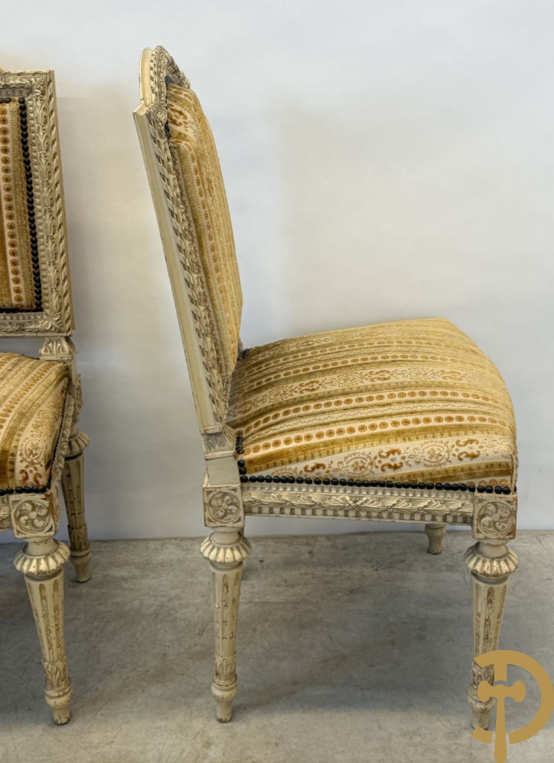 Gemonochromeerd salonensemble met gesculpteerde bladranken bestaande uit canapé, 2 armzetels en 3 stoelen