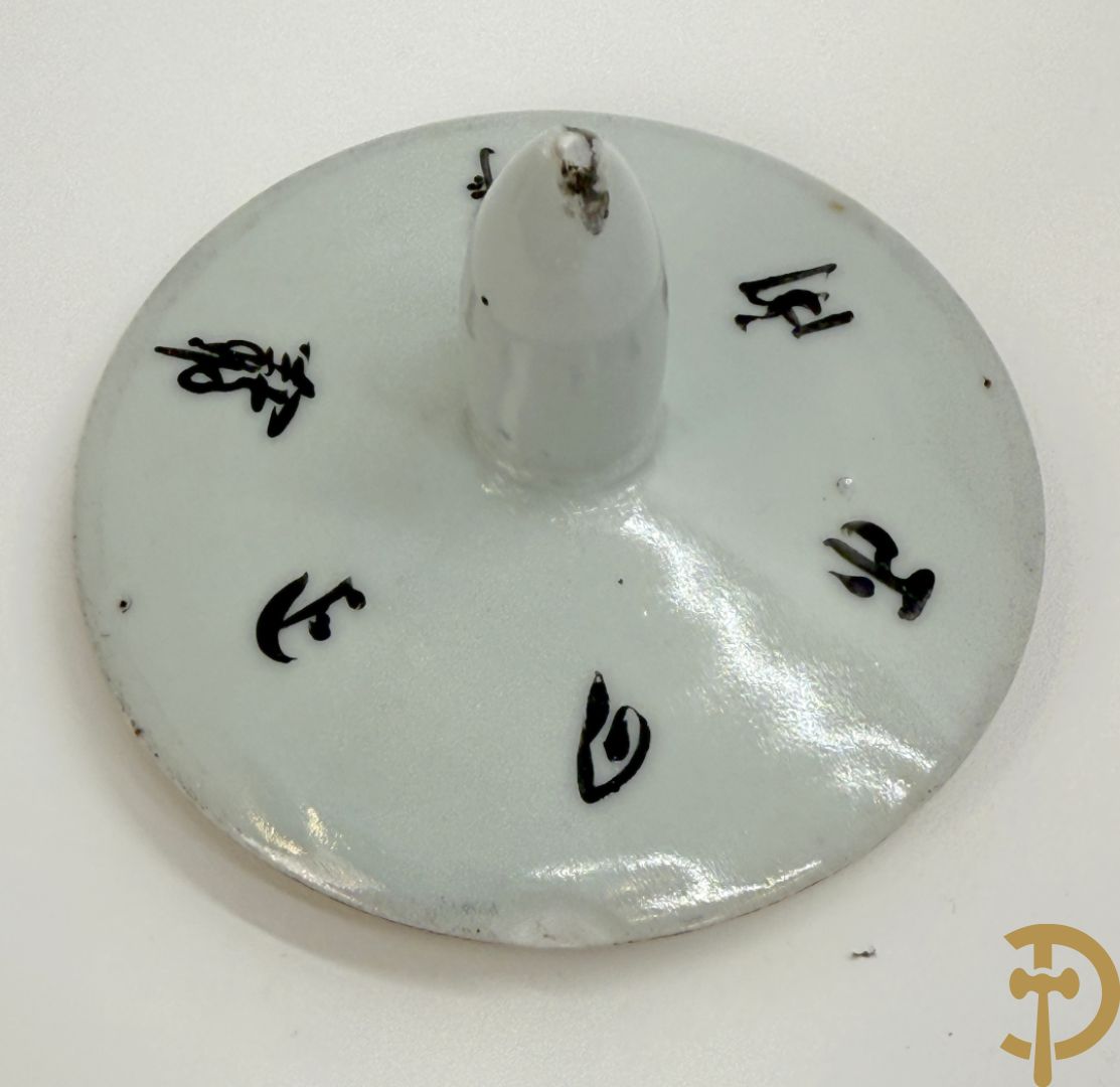 Drie Chinese porseleinen dekselpotiches met vogel- en bloemendecor