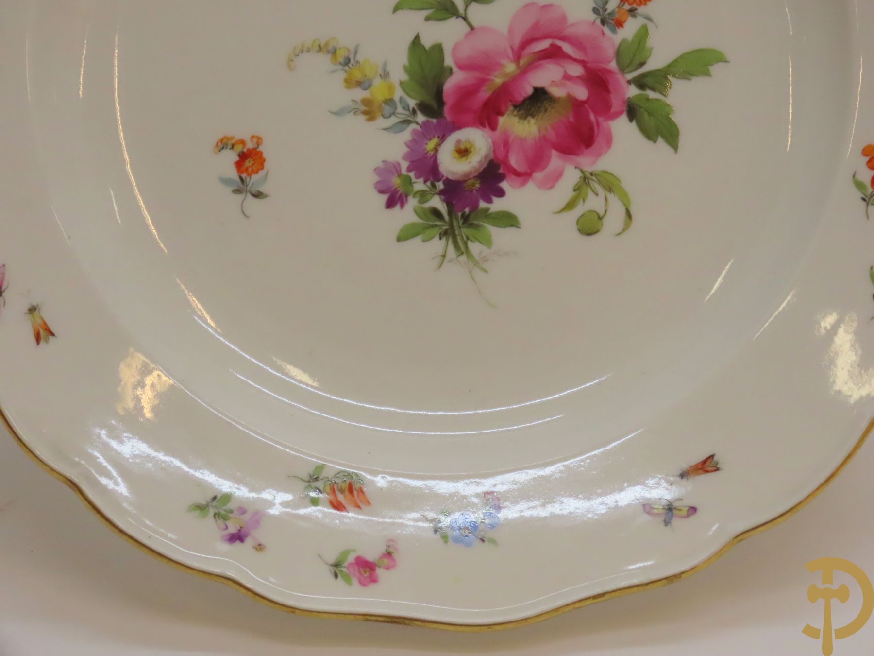 Zes porseleinen borden onder gemerkt met zwaarden / Meissen : 1 bord met stadstafereel, 1 verlucht bord met drakendecor, 1 bord met vogeldecor, 1 met bloemen en 2 met bloemendecor omgeven door vergulde rand