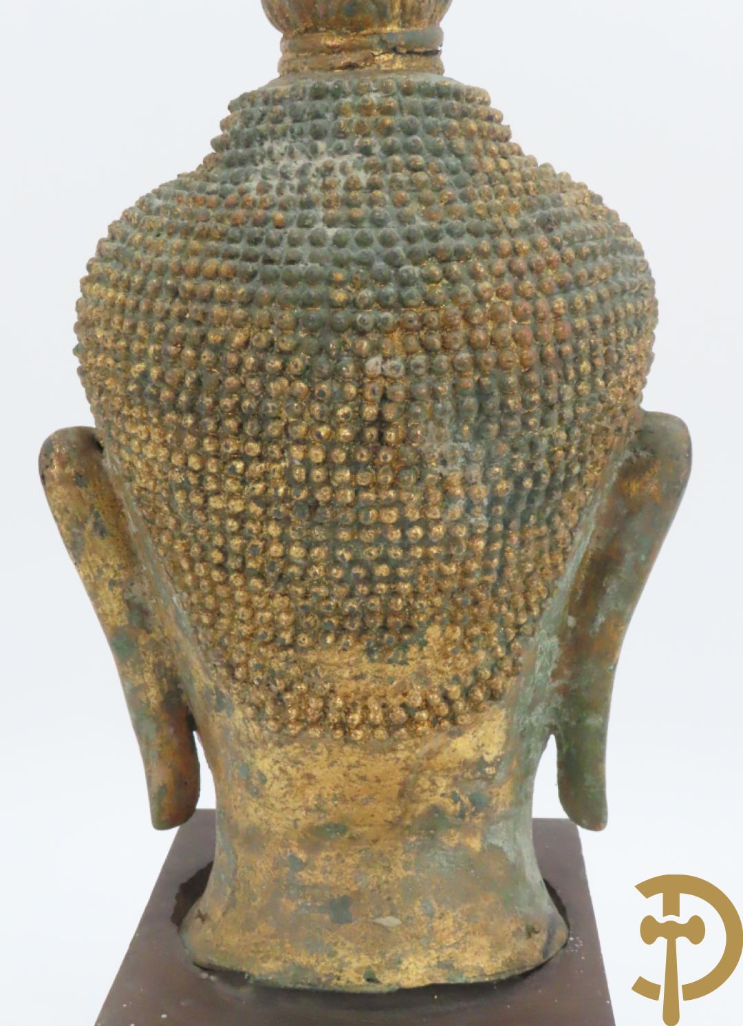 Koperen boedhahoofd op houten sokkel