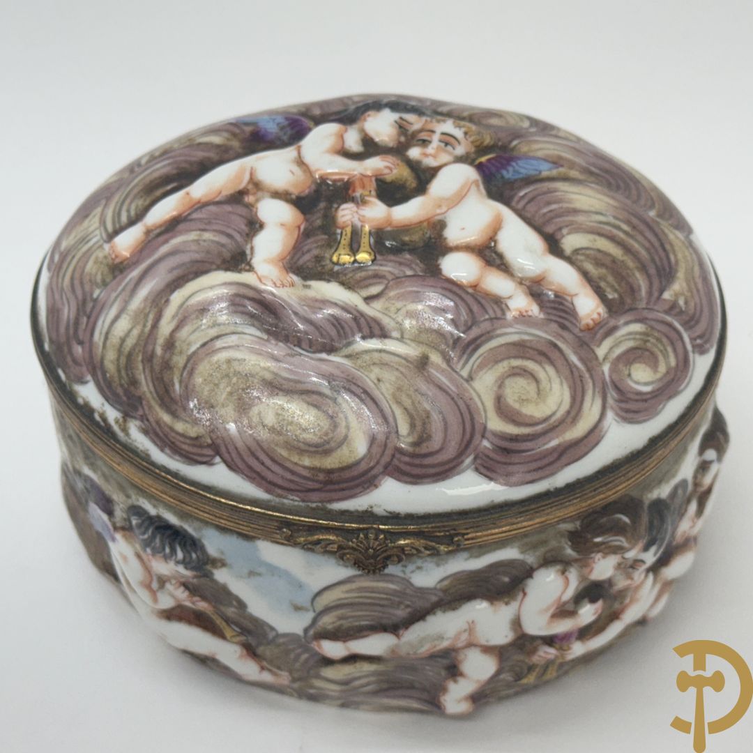 Vierkante blauw porseleinen fles Sèvres (Paul Milet) gemerkt met zilveren dop + dekseldoos Capo di Monte met cupido