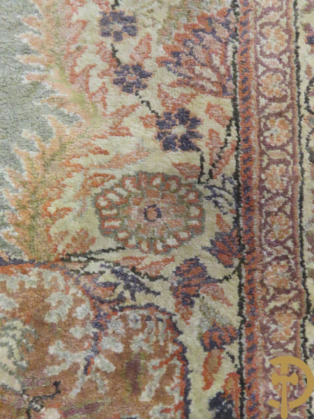 Oosters handgeknoopt tapijt met centraal decor en bloemenmotieven