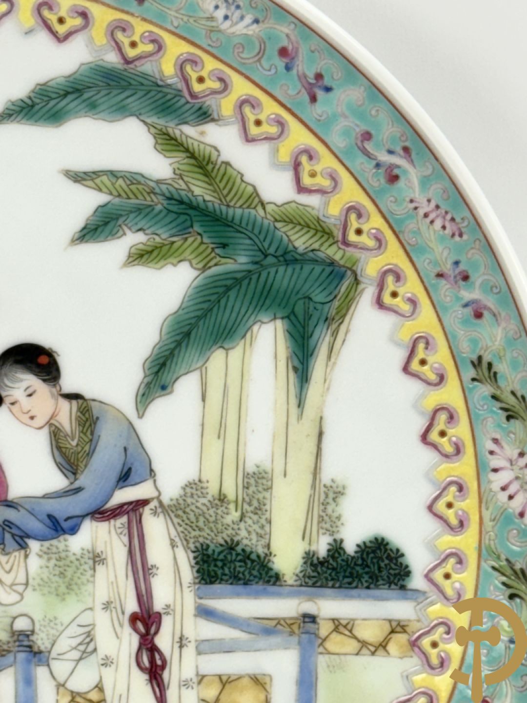 Paar porseleinen Chinese republieksbordjes met decor van dames in landschap