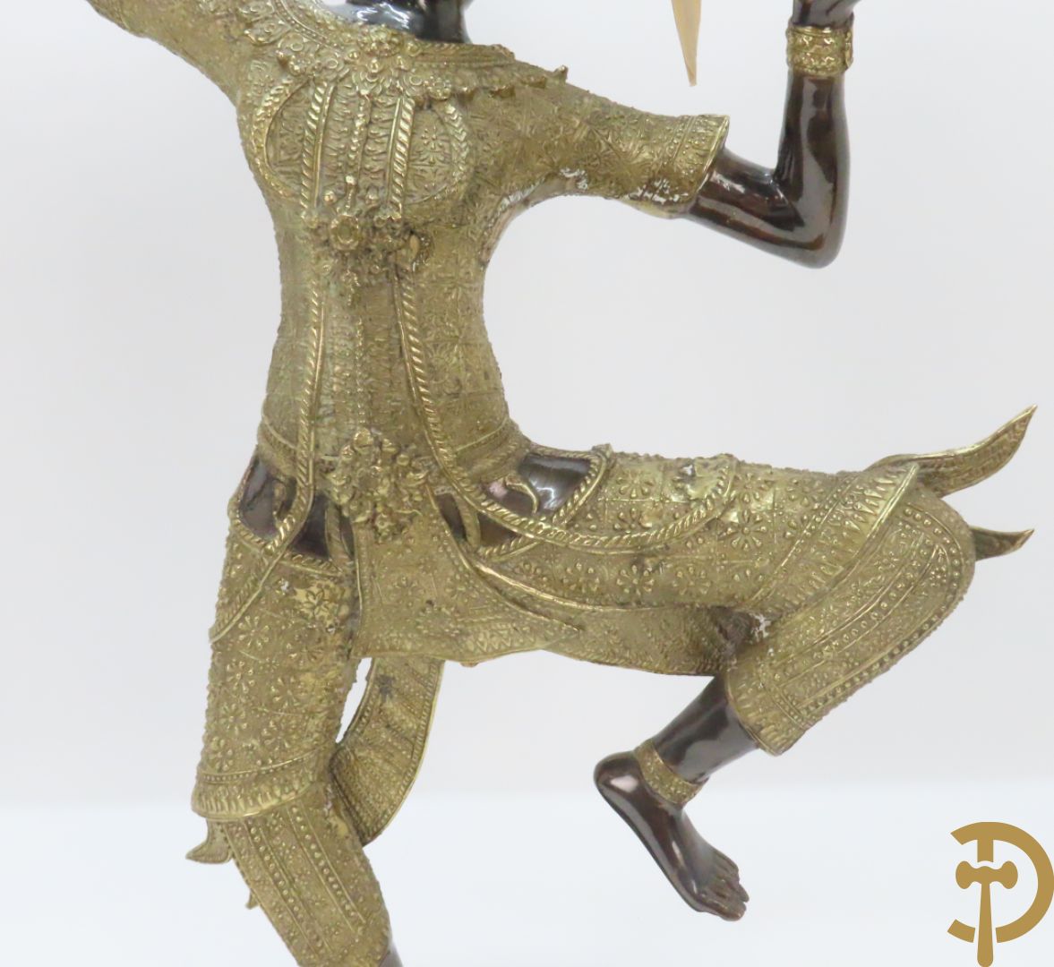 Twee staande koperen boedhistische figuren