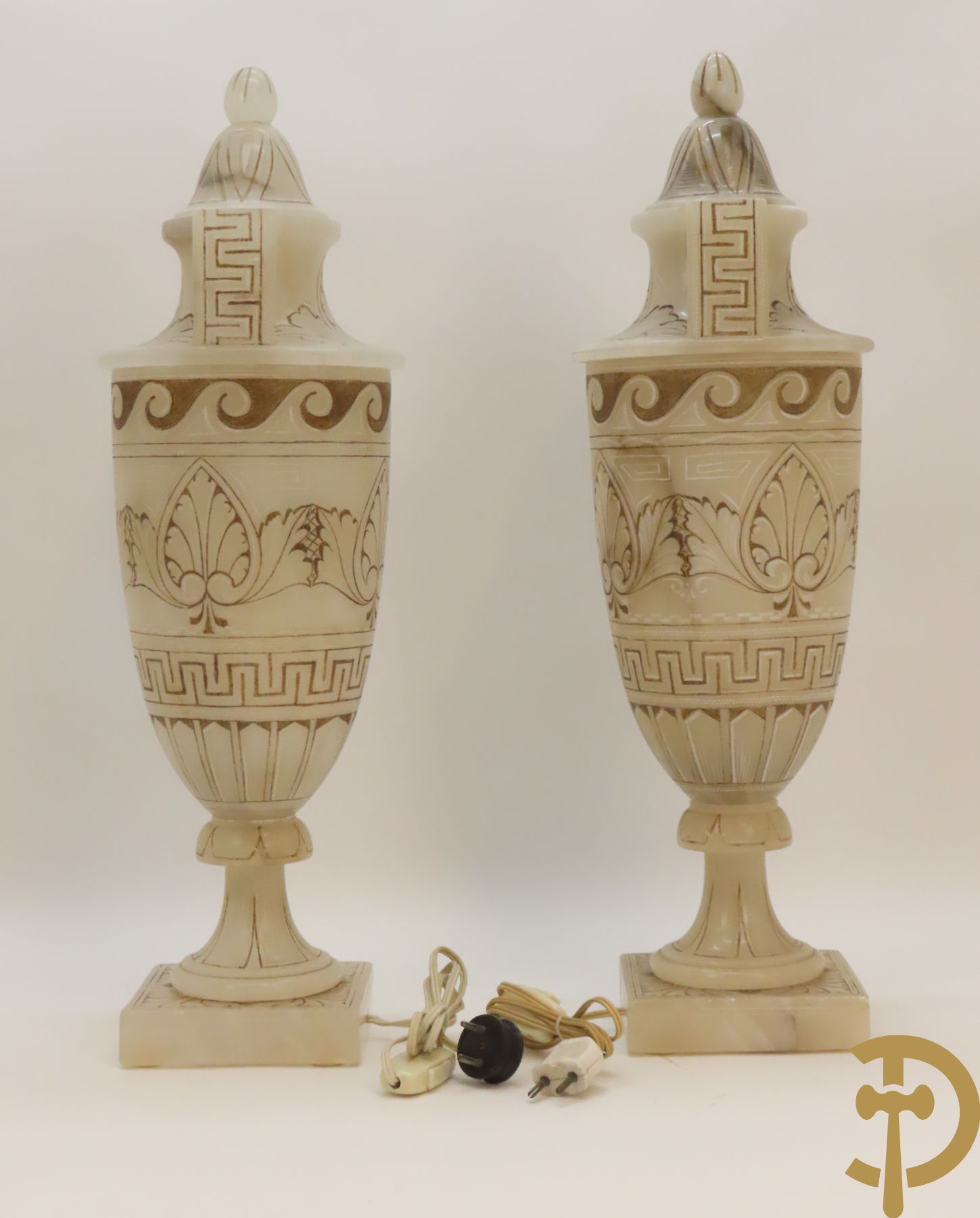 Paar handgesculpteerde onix marmeren Italiaanse potiches met accanthusraken en meanderend decor