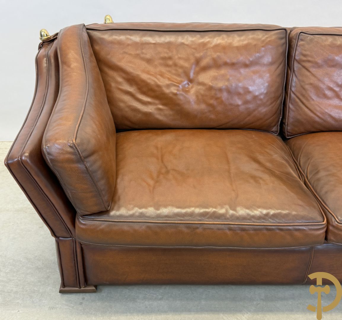 Bruin lederen canapé met kantelbare zijkanten en koperen denappels