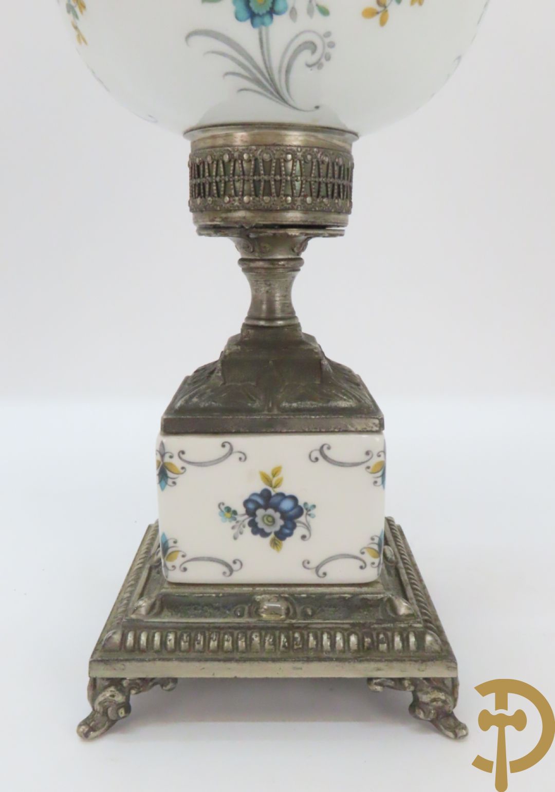 Twee porseleinen Stijl Sèvres cassolettes + dekselpotiche met bloemendecor + vijfarmige kandelaar Sèvres stijl, ACF