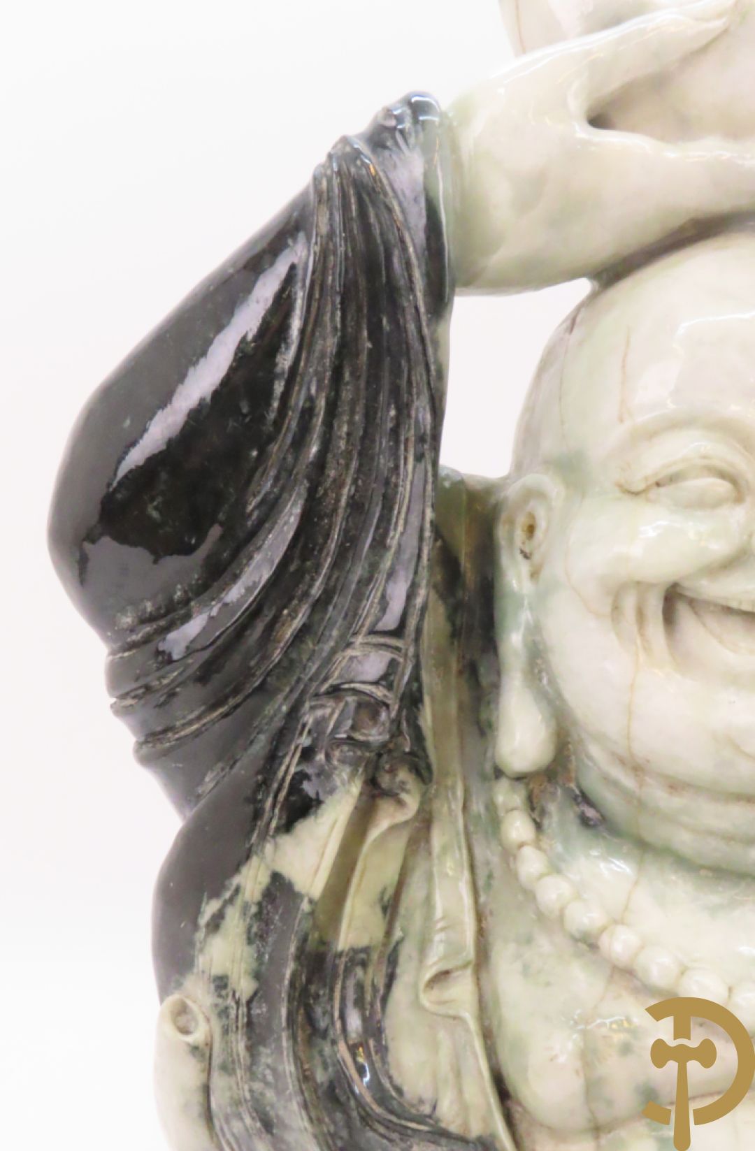 Zittende lachende boedha met kralenkrans en fo hond in gesculpteerde tweekleurige nefriet