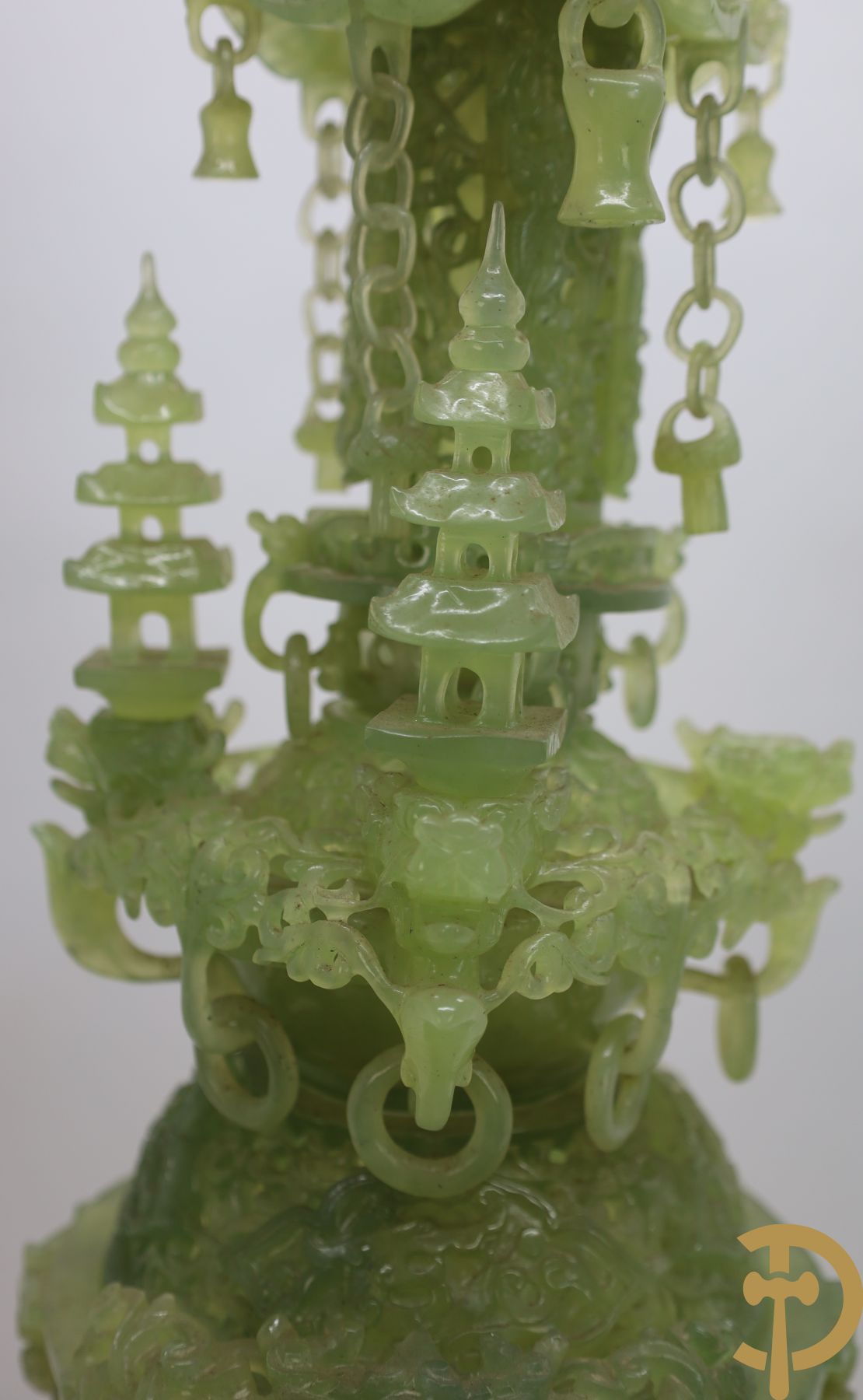 Grote handgesculpteerde brule parfum in jade, onderaan met draken en bovenaan met tempel - driedelig