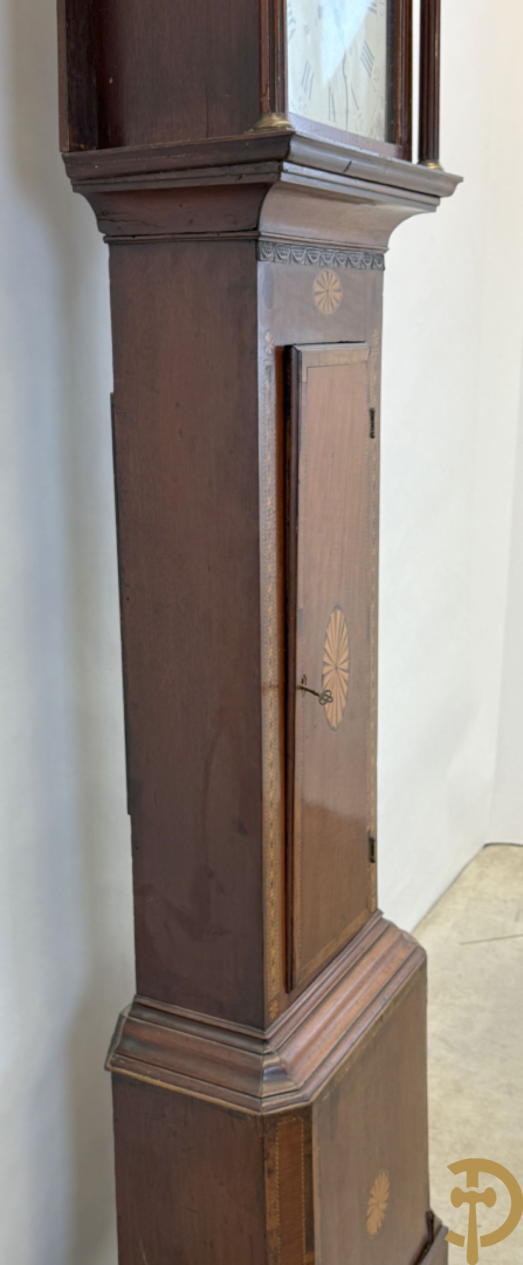 Engelse staande grootvadersklok met handbeschilderd tafereel in de wijzerplaat