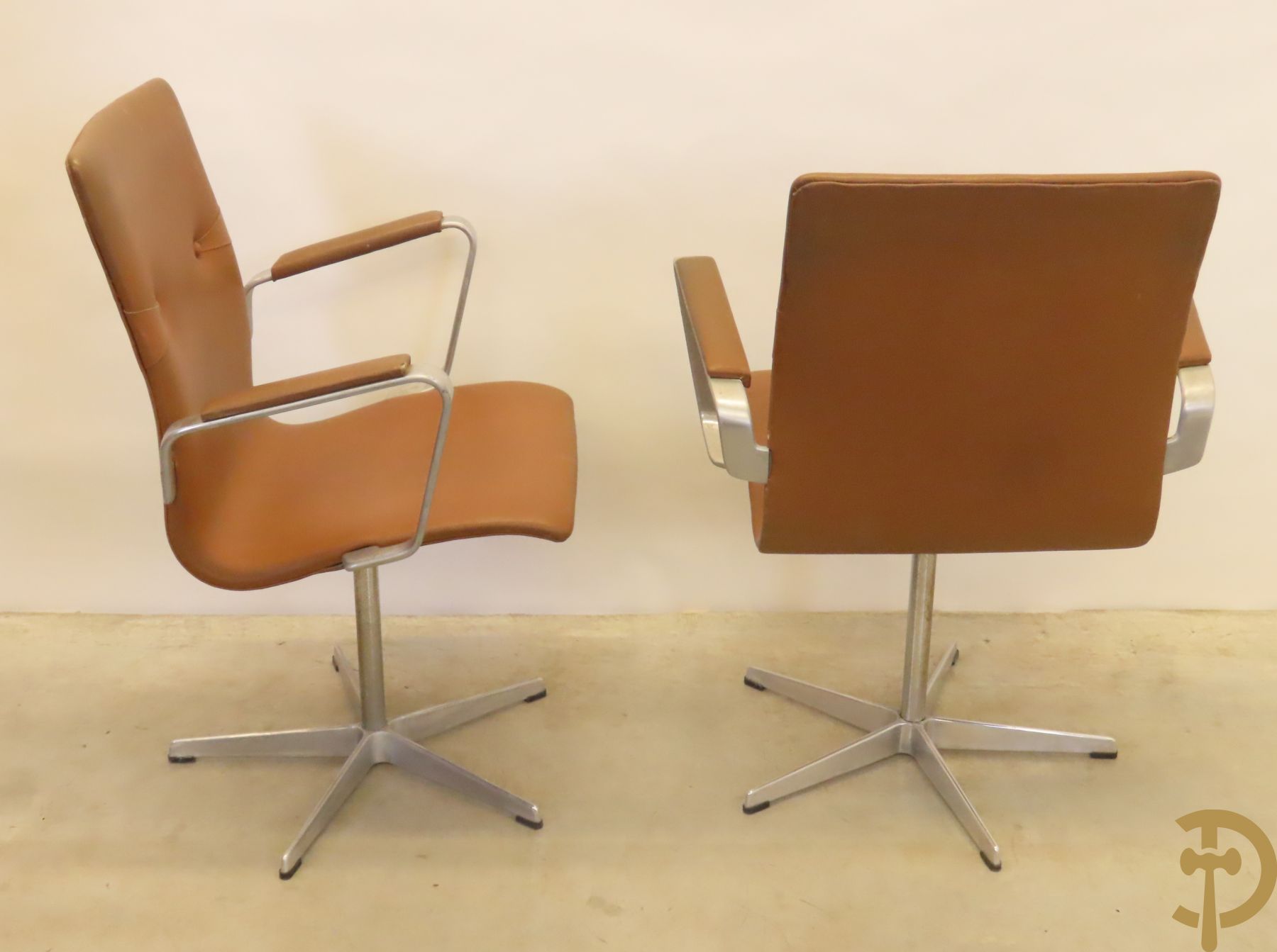 Paar vintage design armstoelen en 3 stoelen 