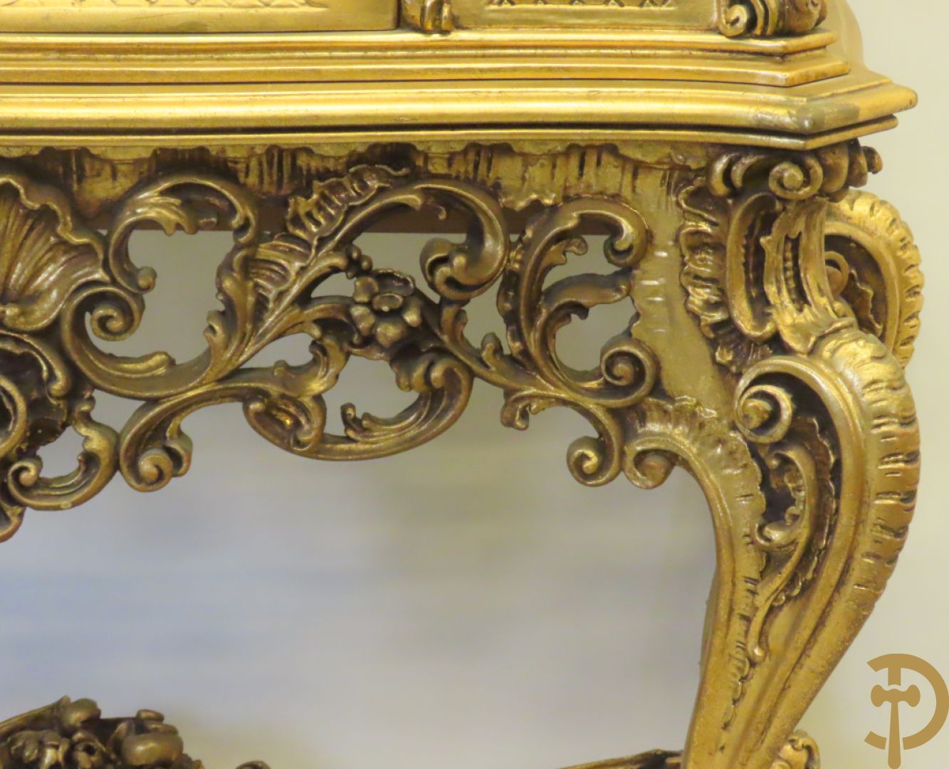 Uitzonderlijke vergulde Louis XV eetkamer bestaande uit vijfdeursdressoir met voluutvormige accanthusranken en rocailles, beschilderd met bloemenmotieven en centraal tafererel met hoornen des overvloeds + bijhorende spiegel vergulde tafel op voluutvormige poten met zes bijhorende stoelen + vitrine met accanthusranken en centrale deur, op voluutvormige poten