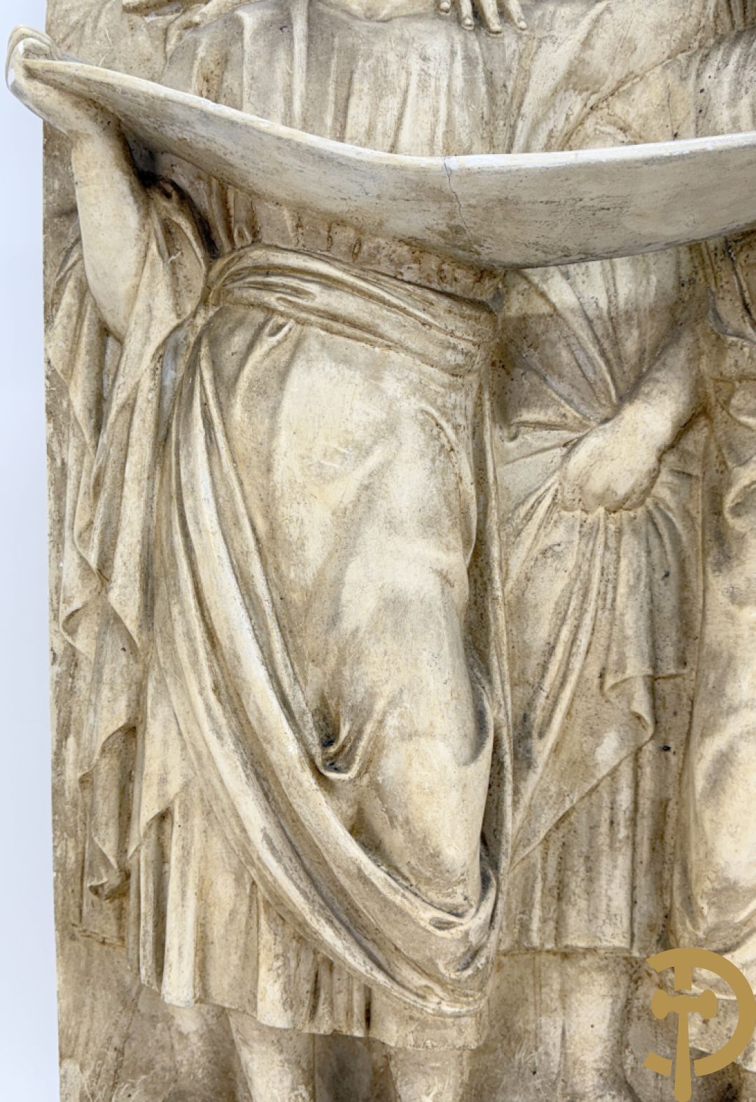 Gipsen basrelief met een zingend jongerenkoor